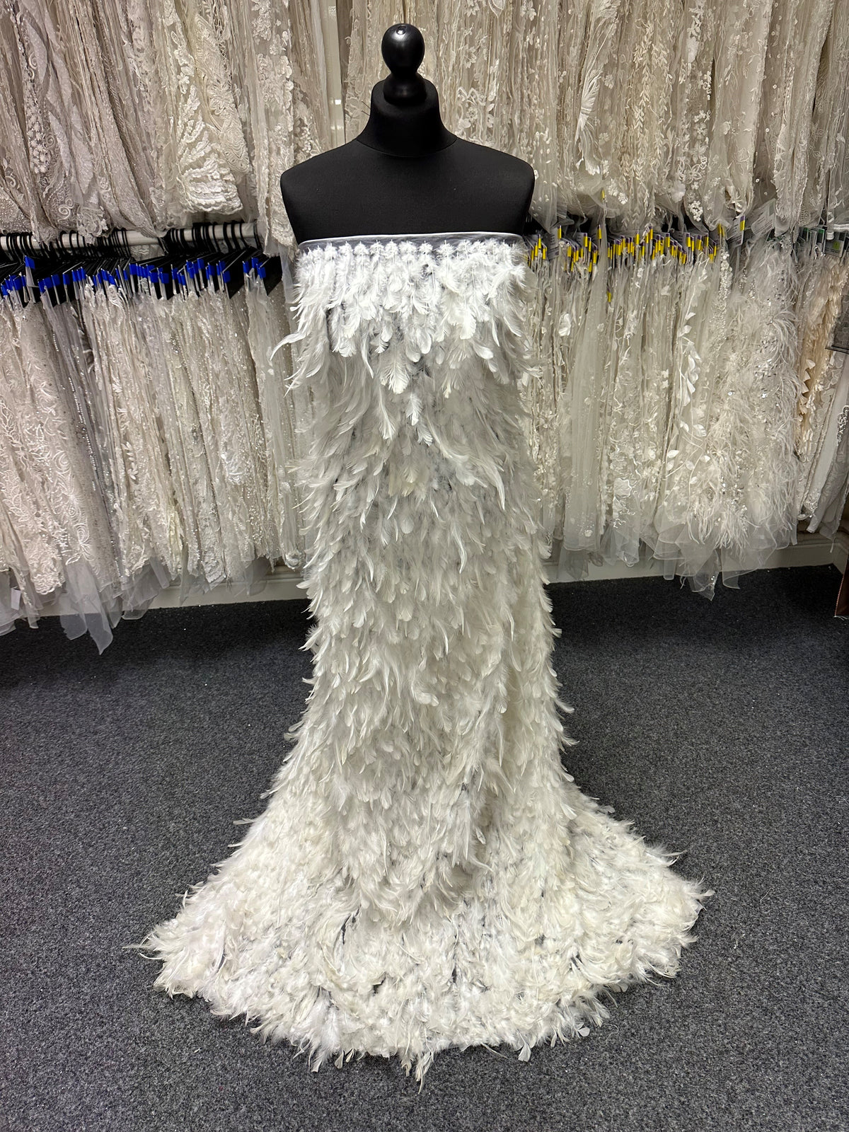 Tulle orné de plumes ivoire - Plume