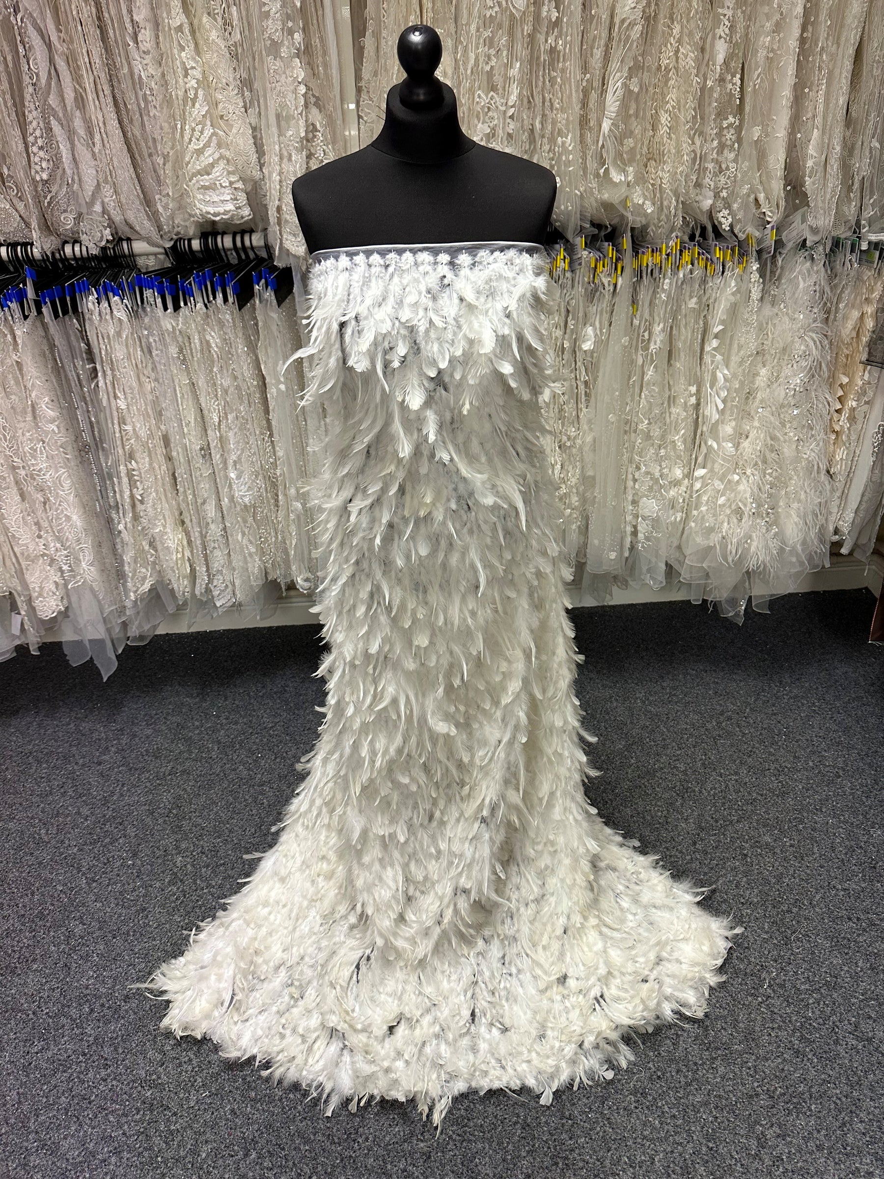 Tulle orné de plumes ivoire - Plume