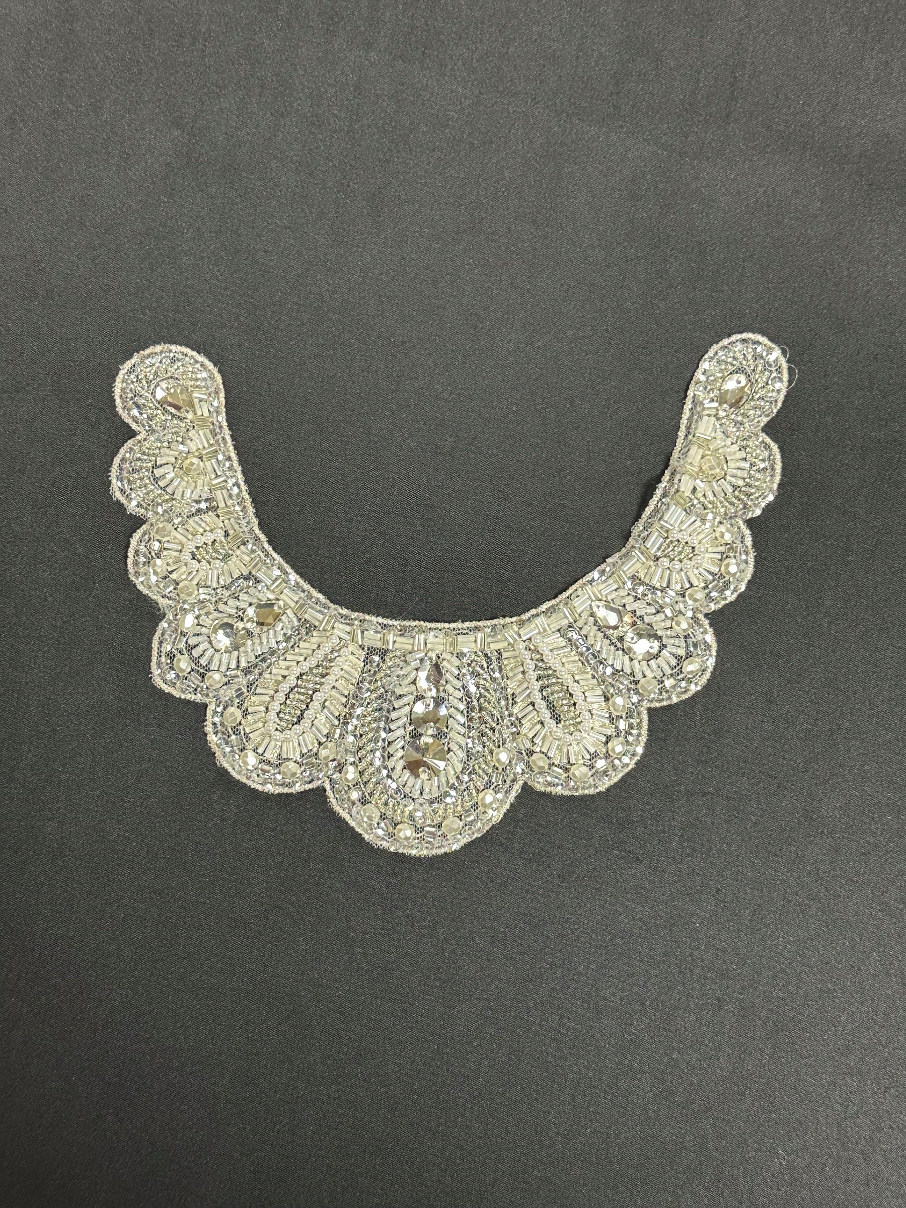 Broderie de cristal à l'encolure - AP 292 (CF)