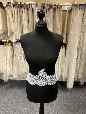 Bordure en dentelle blanche cordée - T 226 Non perlée (CF)