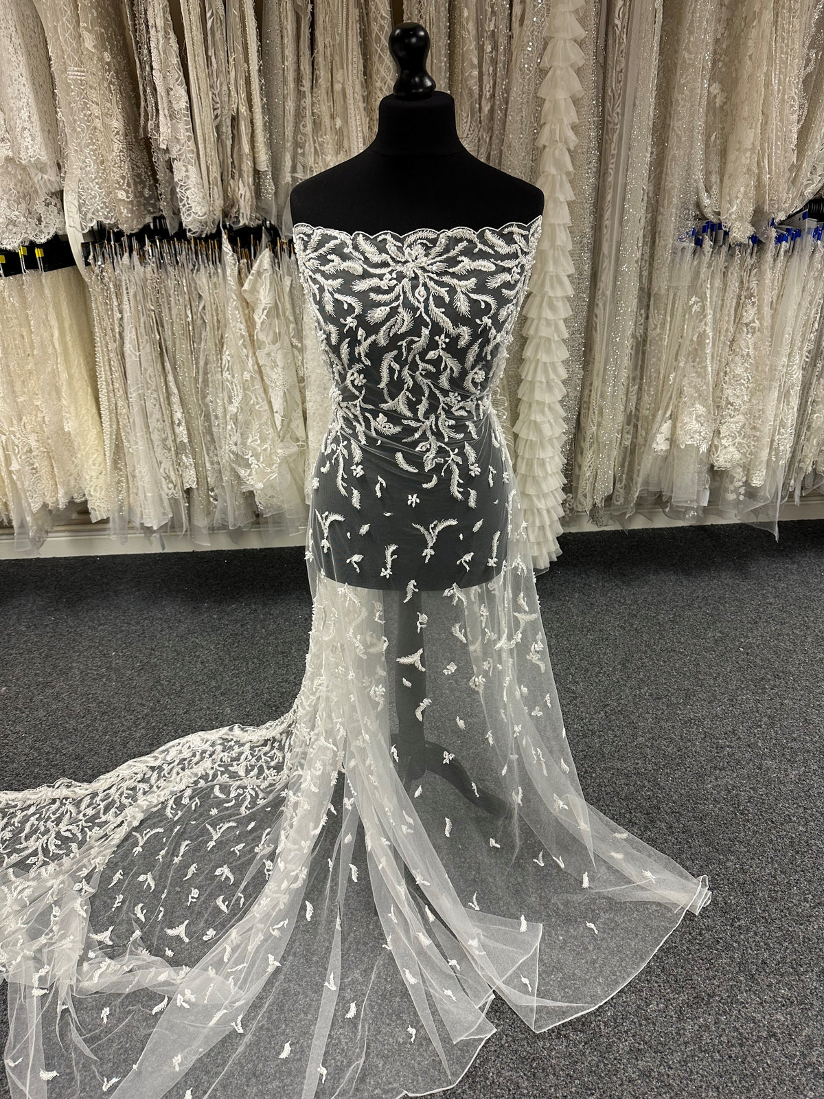 Oreiller en dentelle perlée ivoire