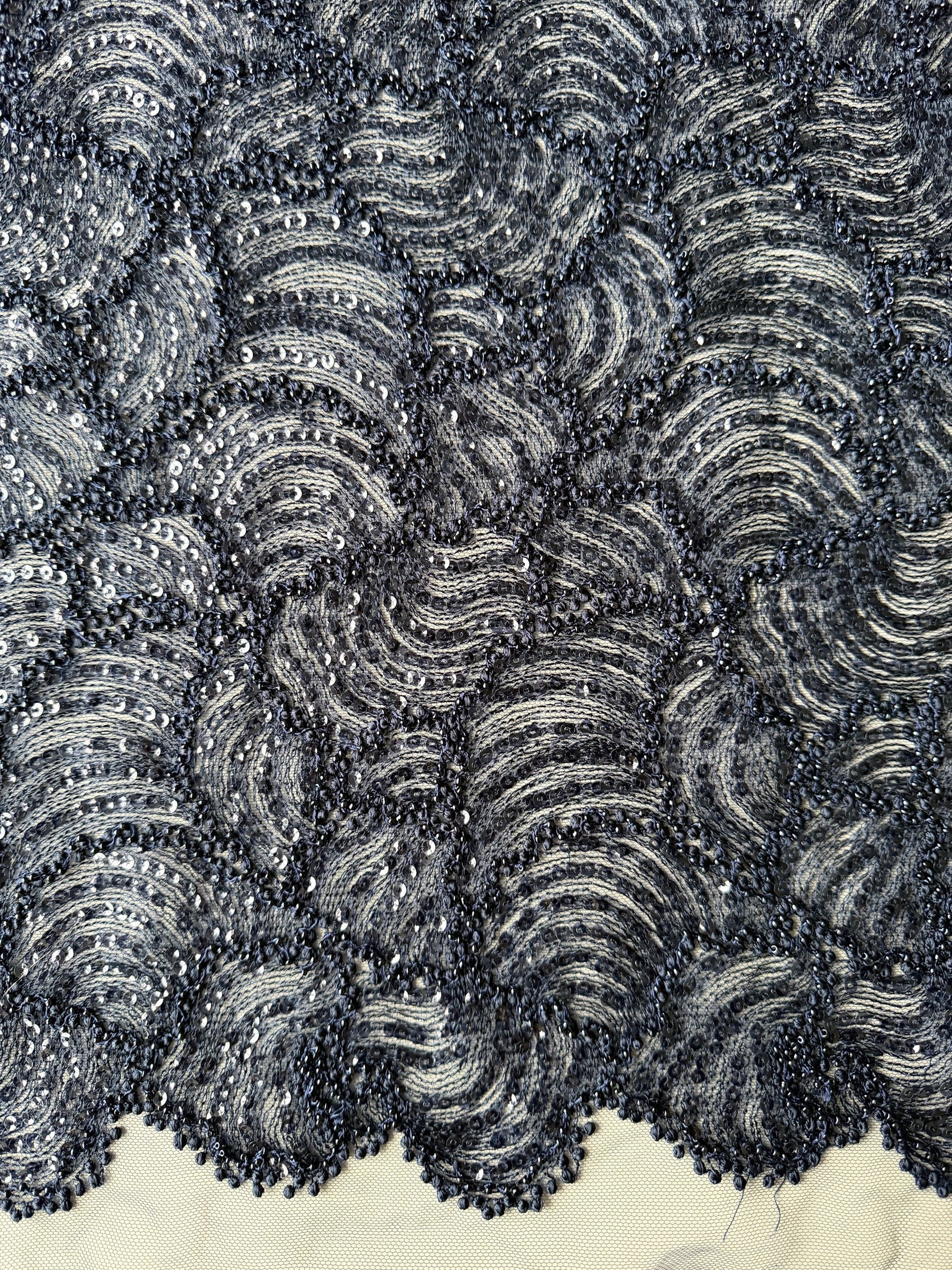 Tulle brodé de perles 3D bleu marine - EB1021