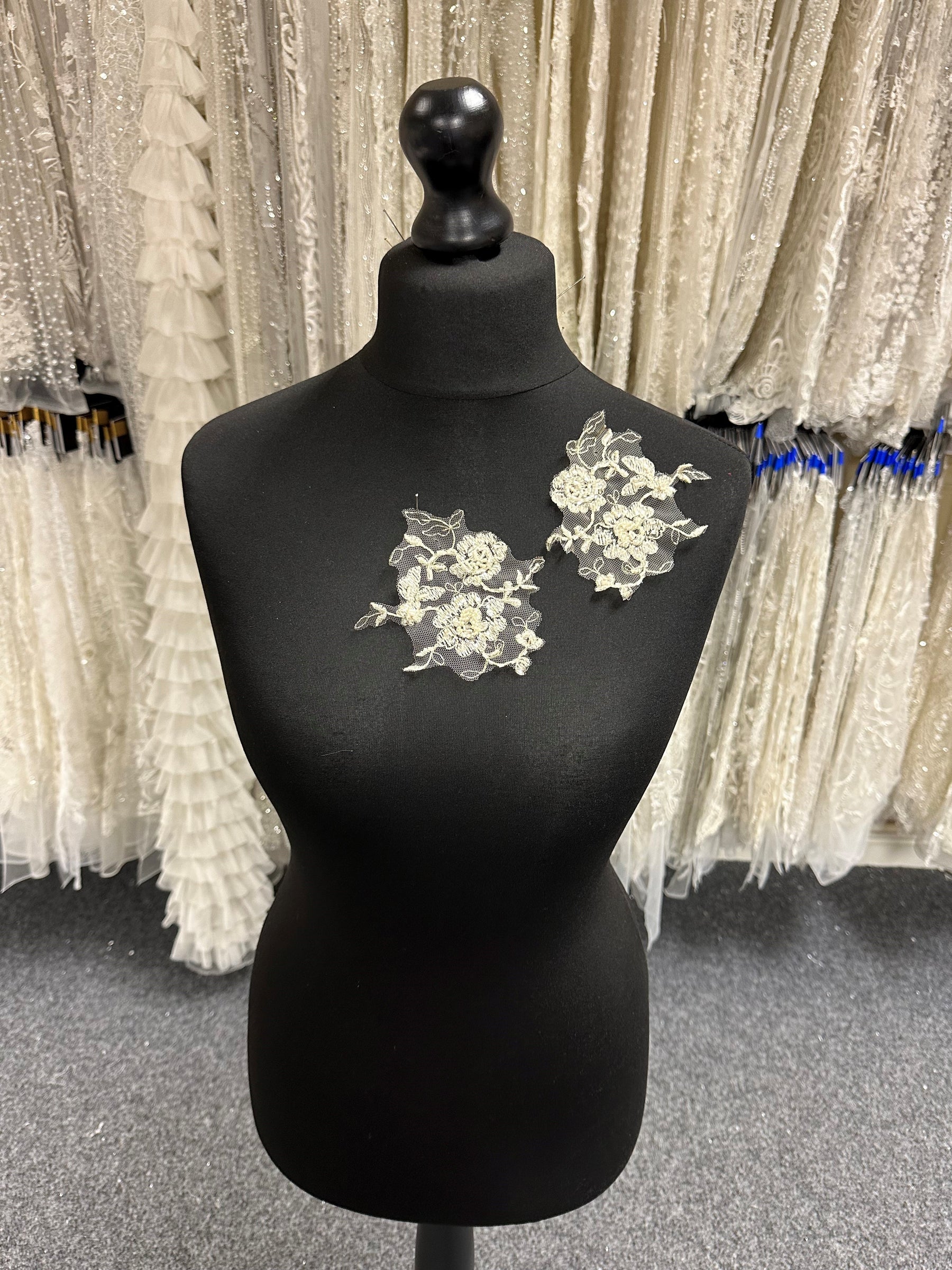 Appliques en dentelle ornées de perles cappuccino - Sappy