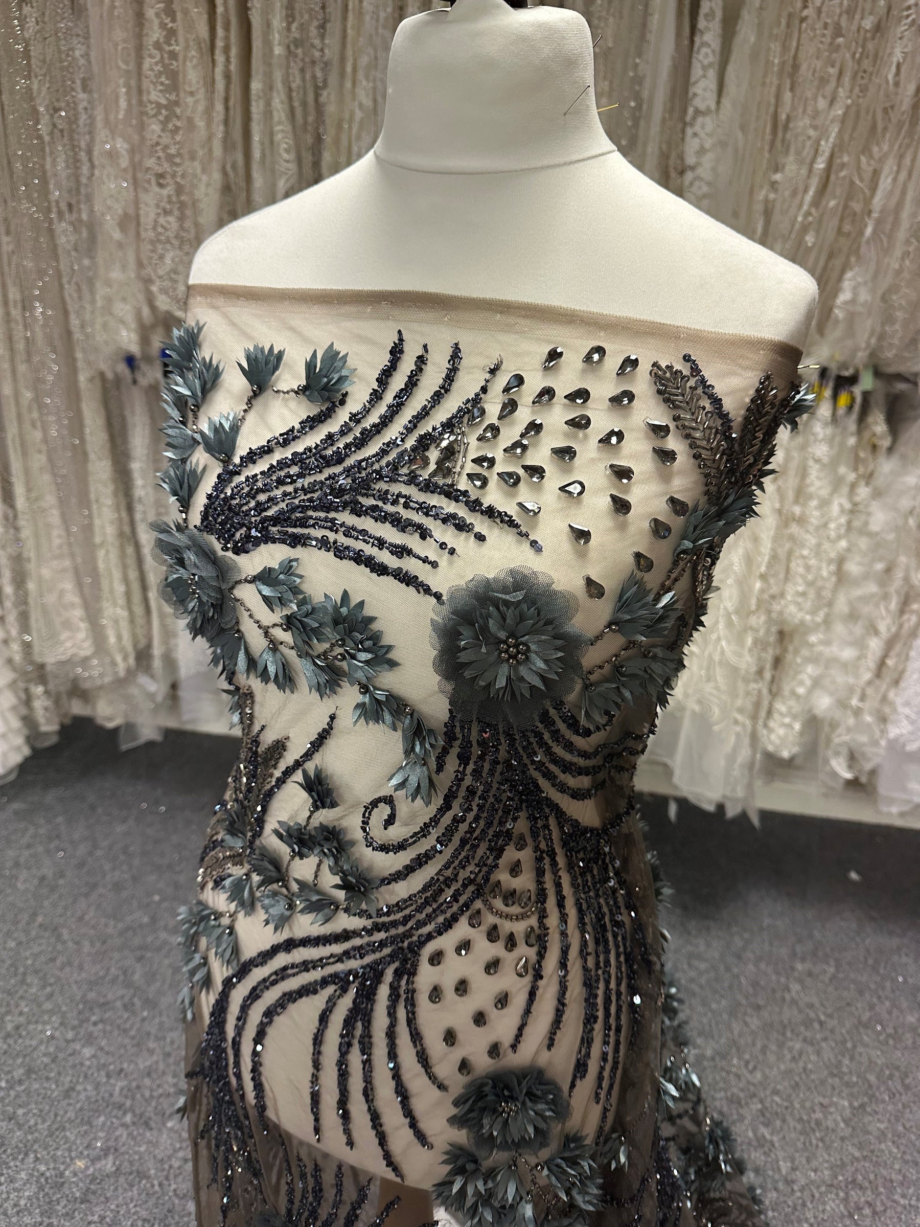 Dentelle bleu marine perlée - Edie