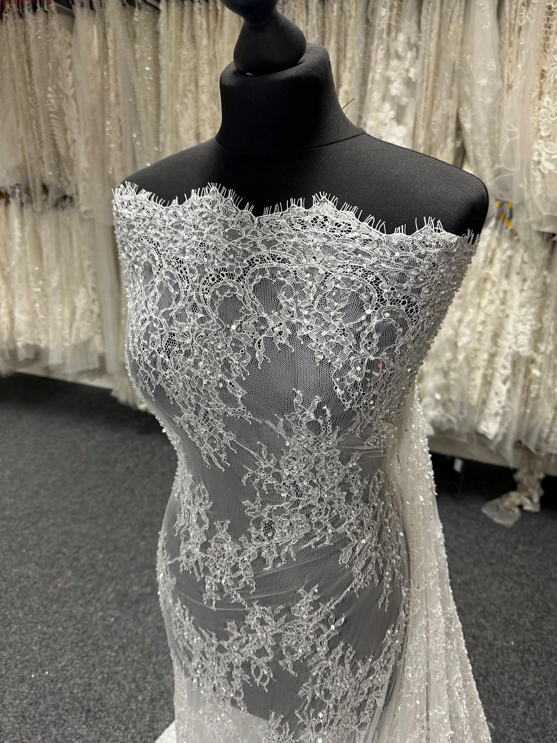 Dentelle Raschel perlée à la main ivoire - Annamarie