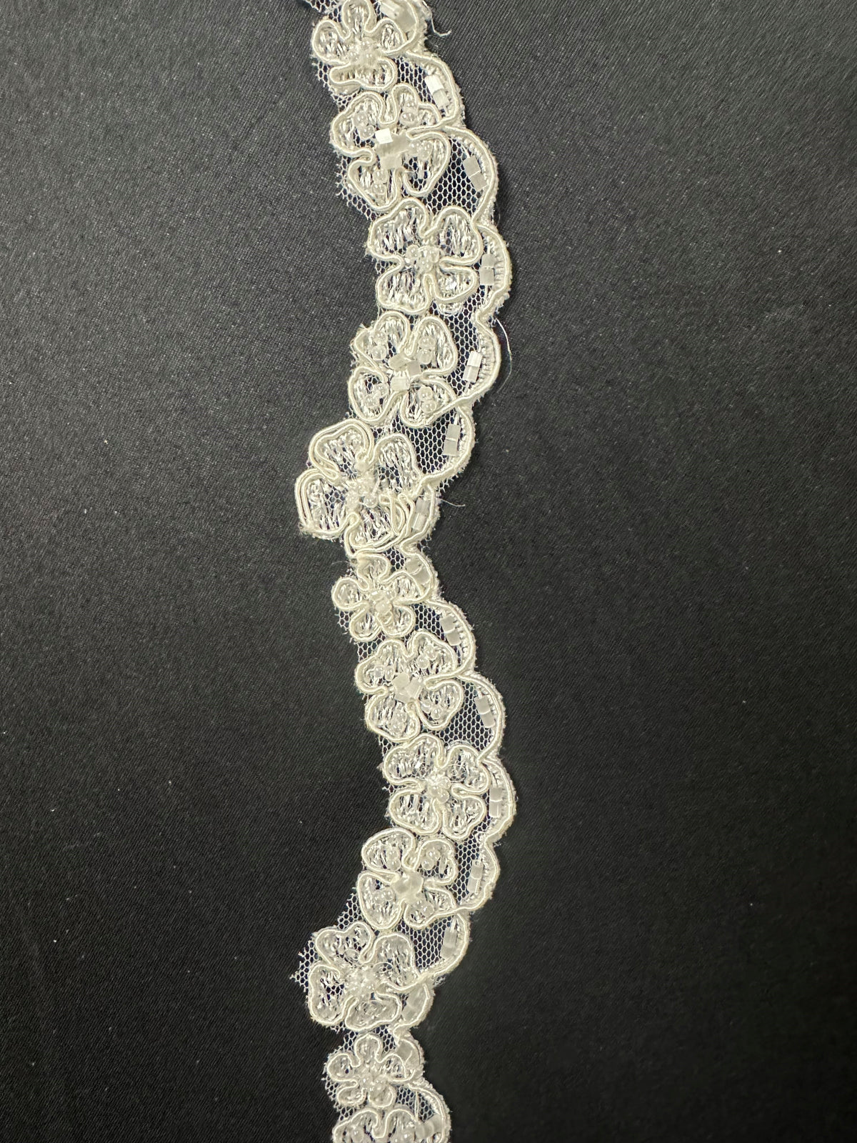 Bordure en dentelle ivoire perlée et cordée - T 457 (CF)