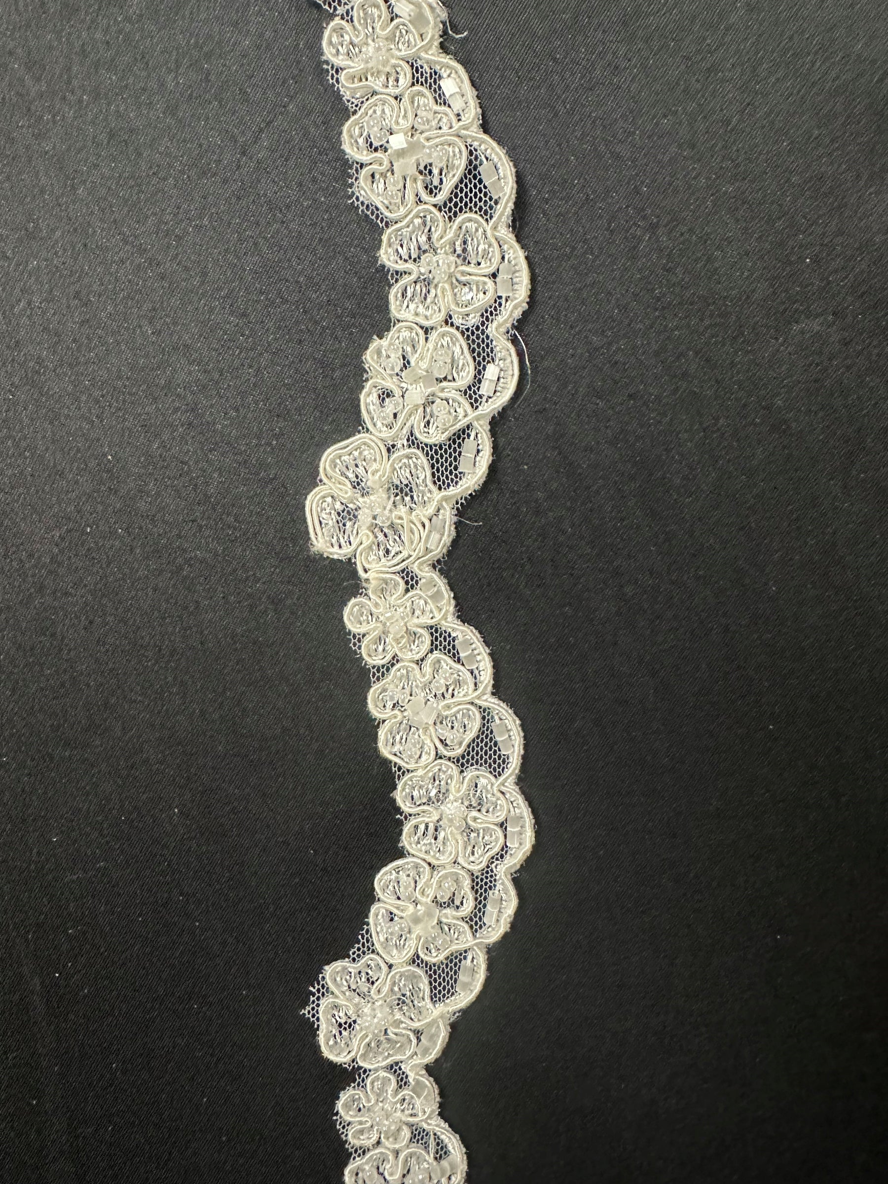 Bordure en dentelle ivoire perlée et cordée - T 457 (CF)