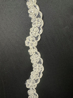 Bordure en dentelle ivoire perlée et cordée - T 457 (CF)