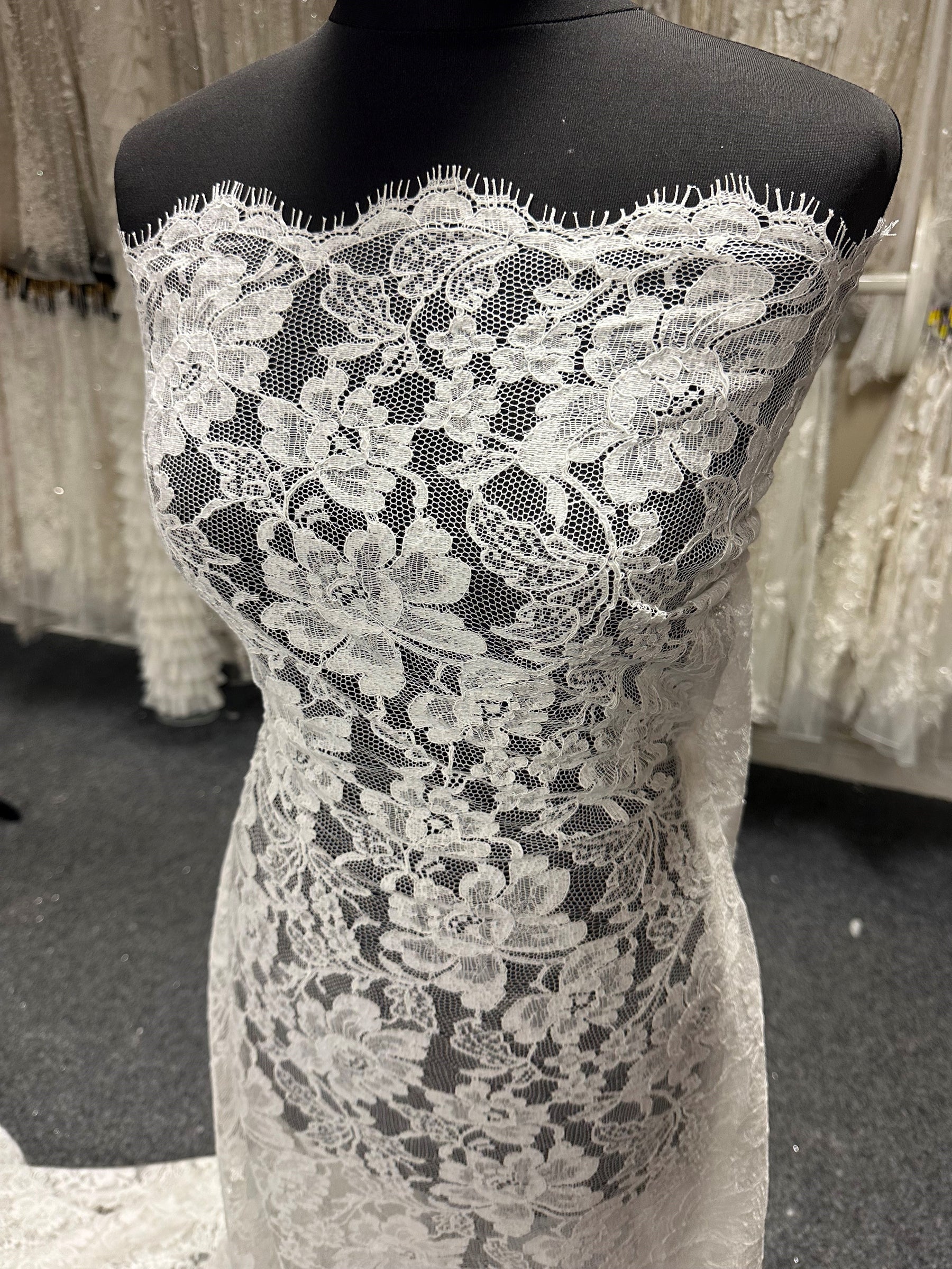 Bordure en dentelle Chantilly ivoire à cordon - Grusso