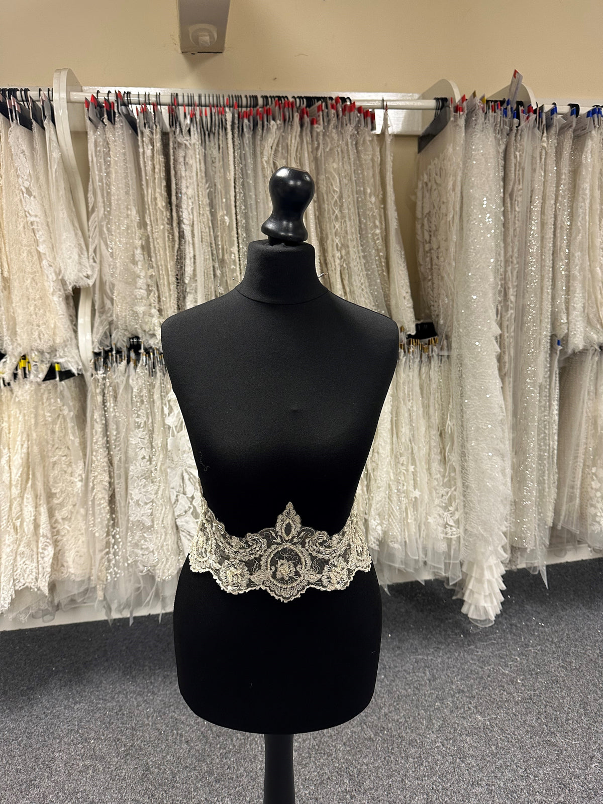 Bordure en dentelle brodée cappuccino - Sappy (CF T 052)