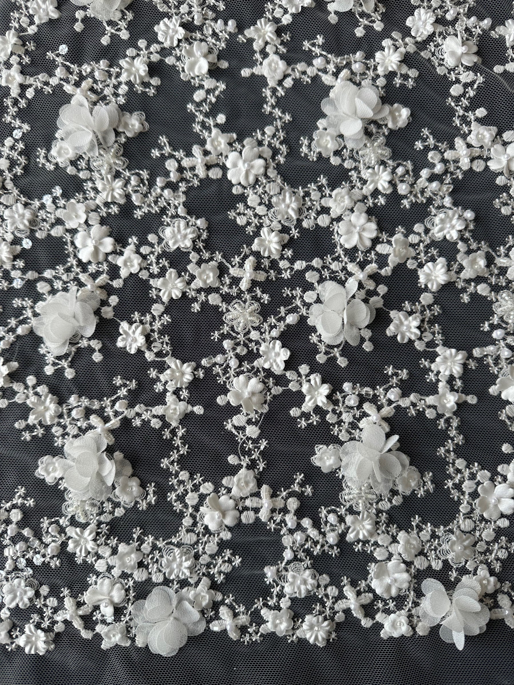 Dentelle brodée ivoire 3D - Savinder