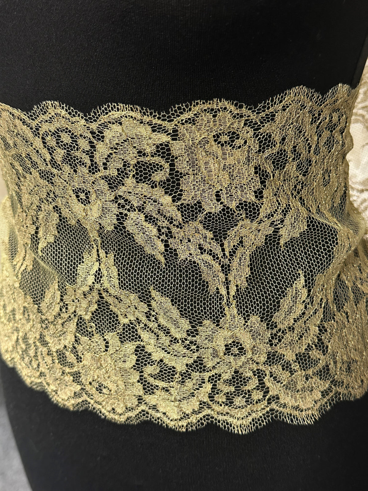 Bordure en dentelle Chantilly dorée - Alazne