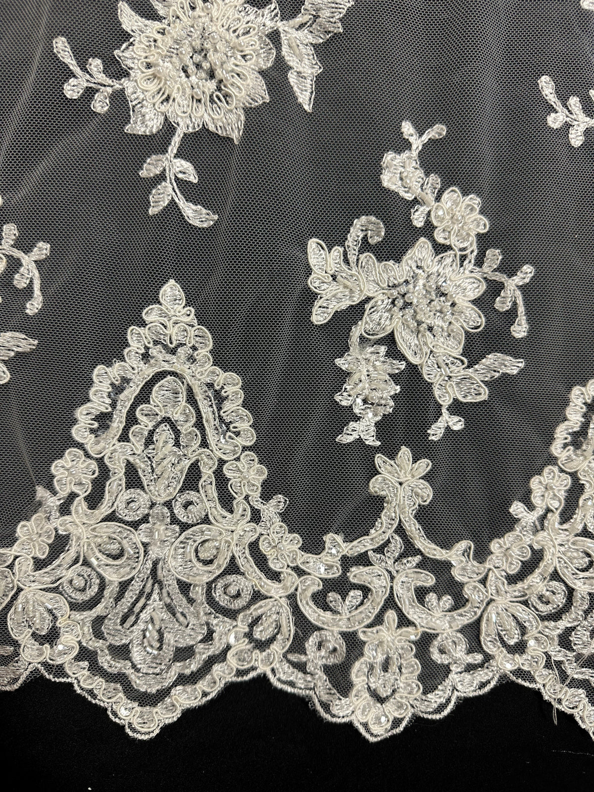 Dentelle ivoire perlée et cordée - Ziggurat (Dentelle CF Zara) 