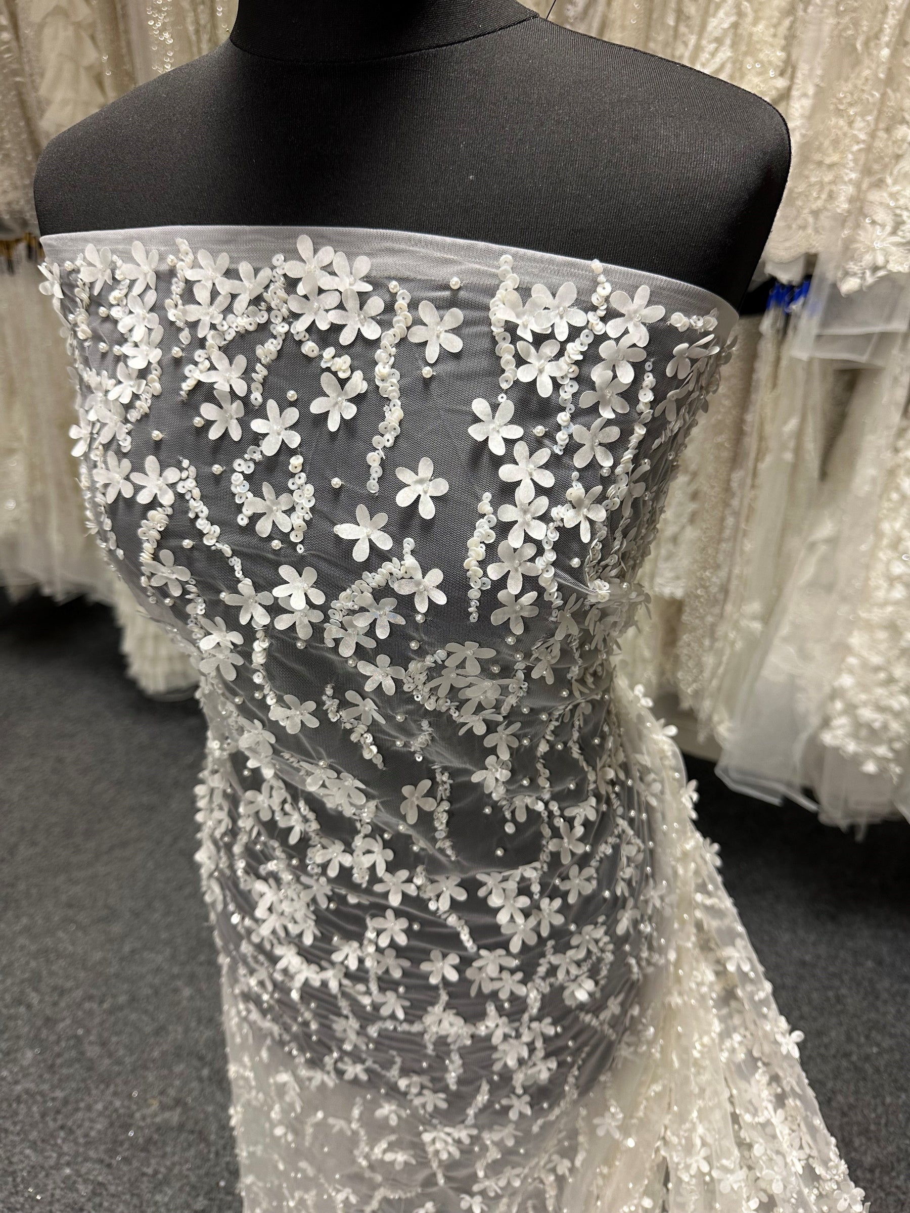 Dentelle laser perlée ivoire - Médaillon