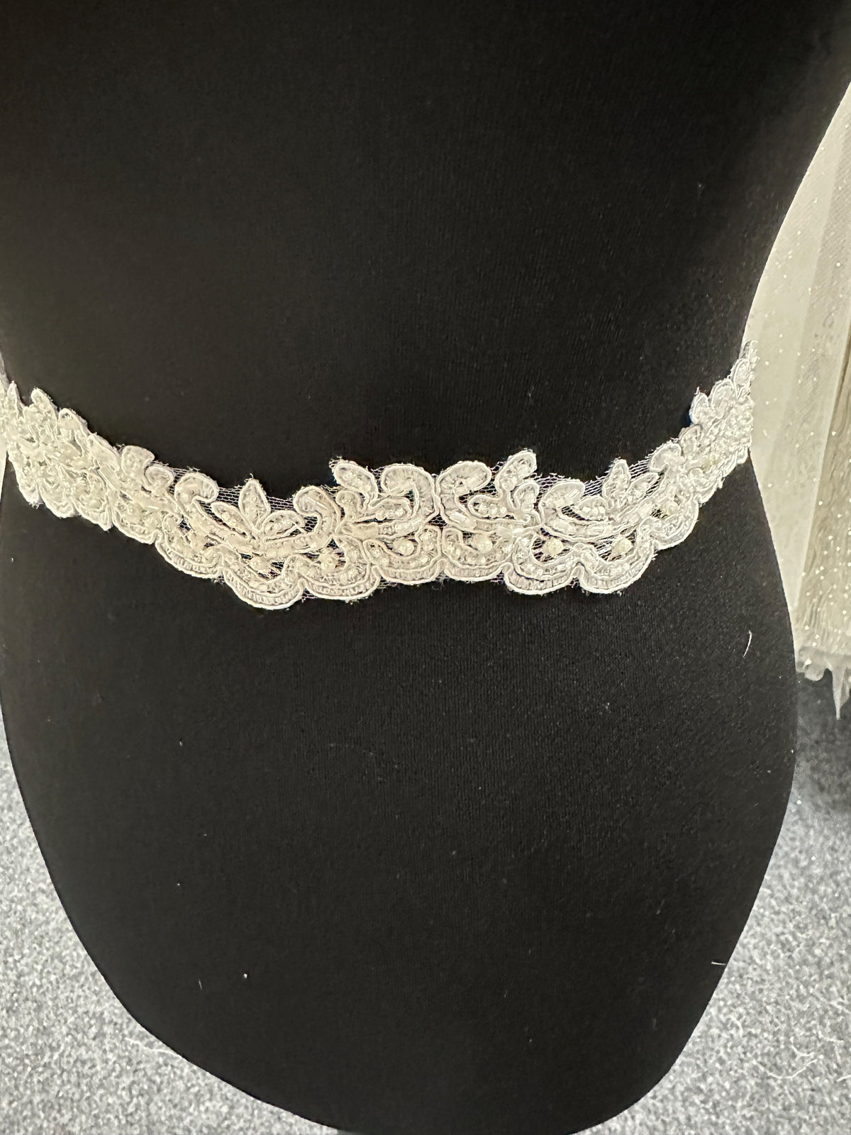 Garniture en cordon et perles ivoire – Hauts (CF)