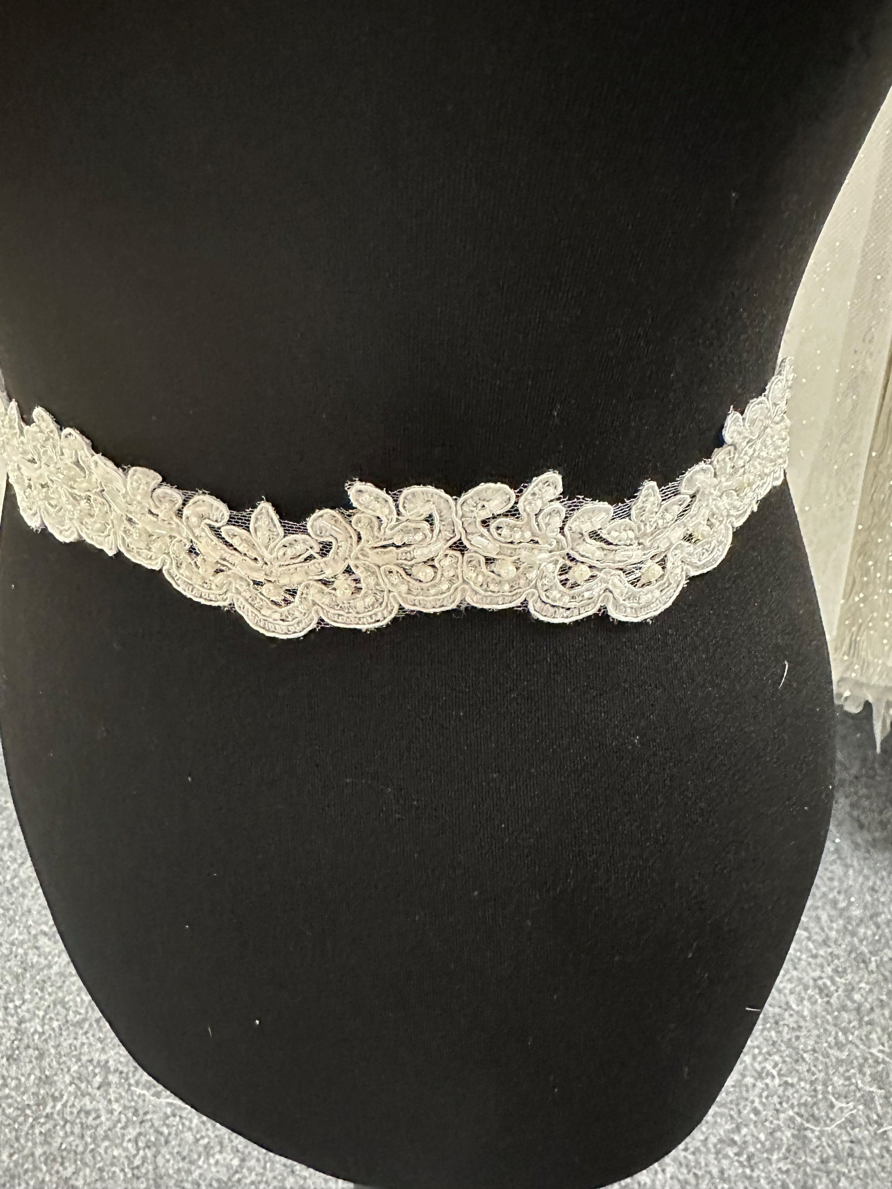 Garniture en cordon et perles ivoire – Hauts (CF)