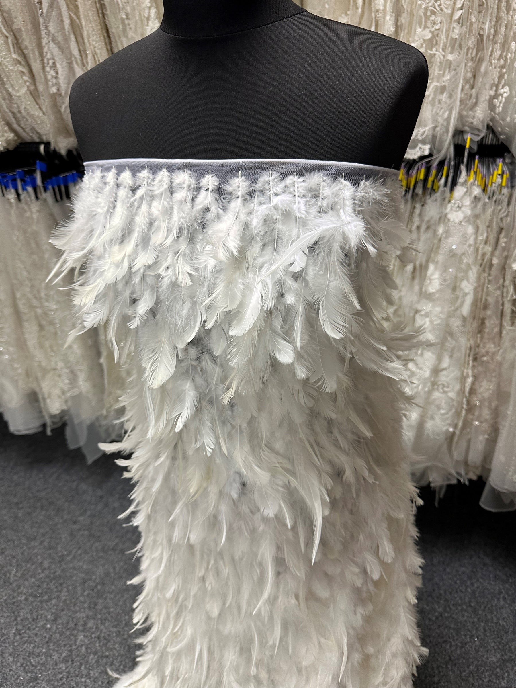 Tulle orné de plumes ivoire - Plume