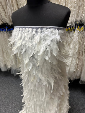 Tulle orné de plumes ivoire - Plume