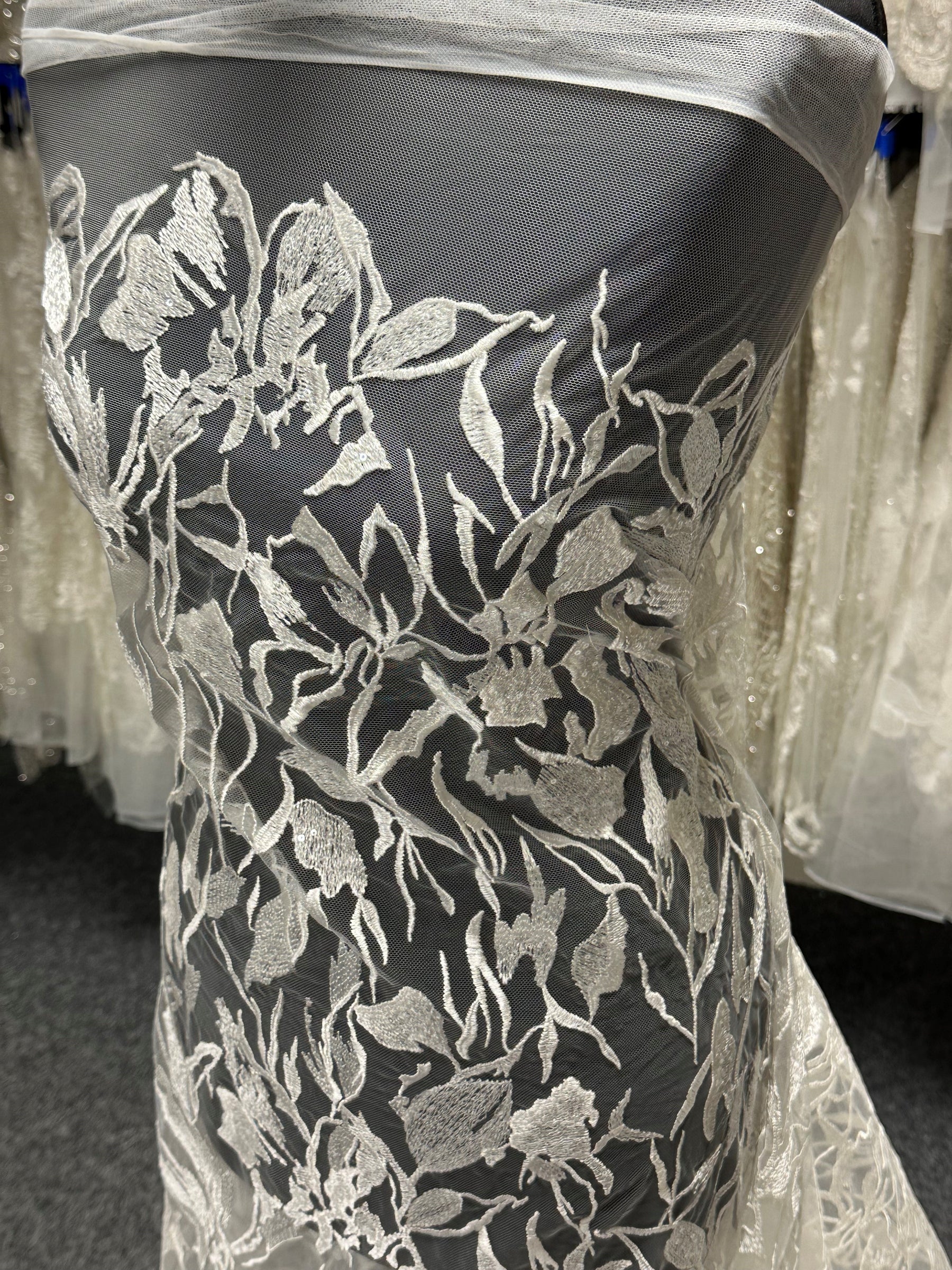 Dentelle brodée ornée de sequins ivoire - Kiora