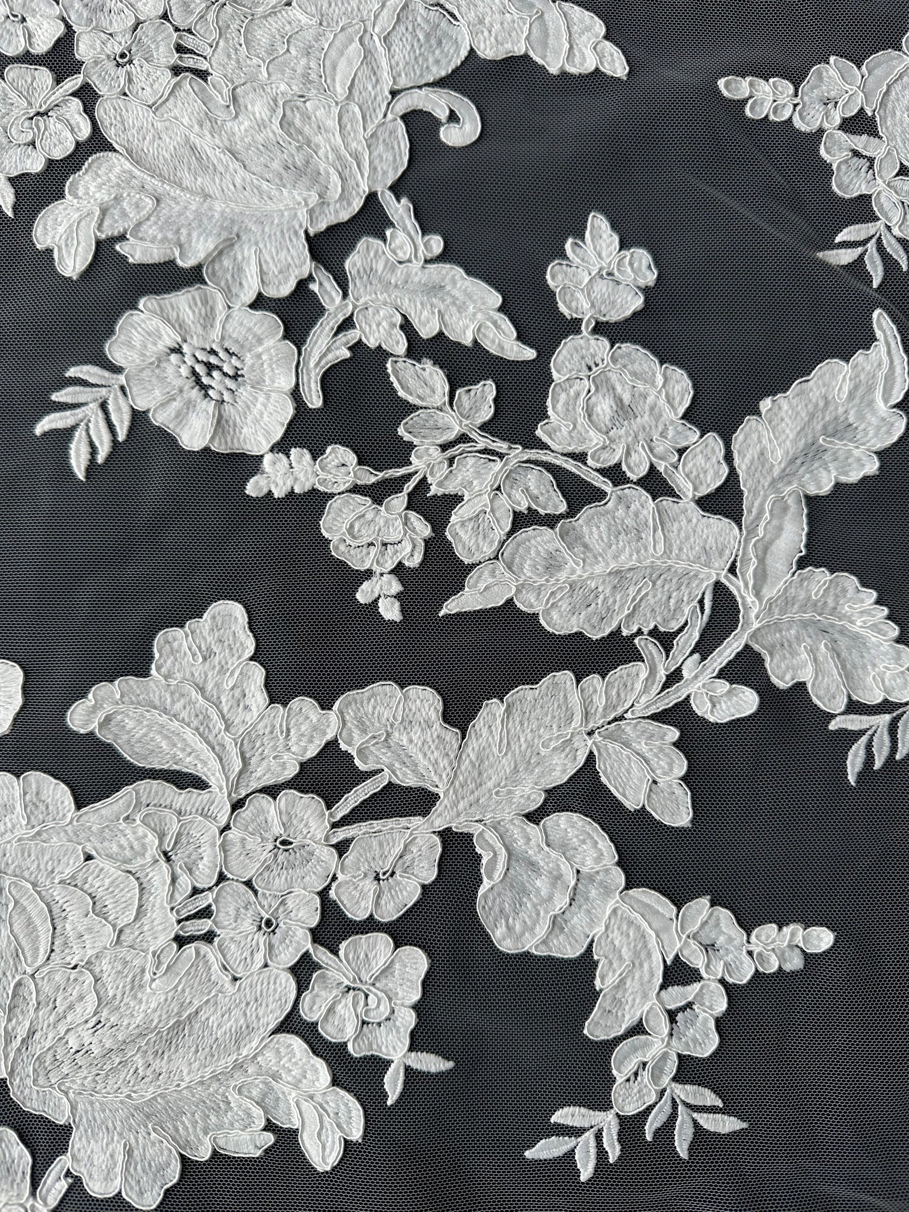 Dentelle cordée ivoire - Potins