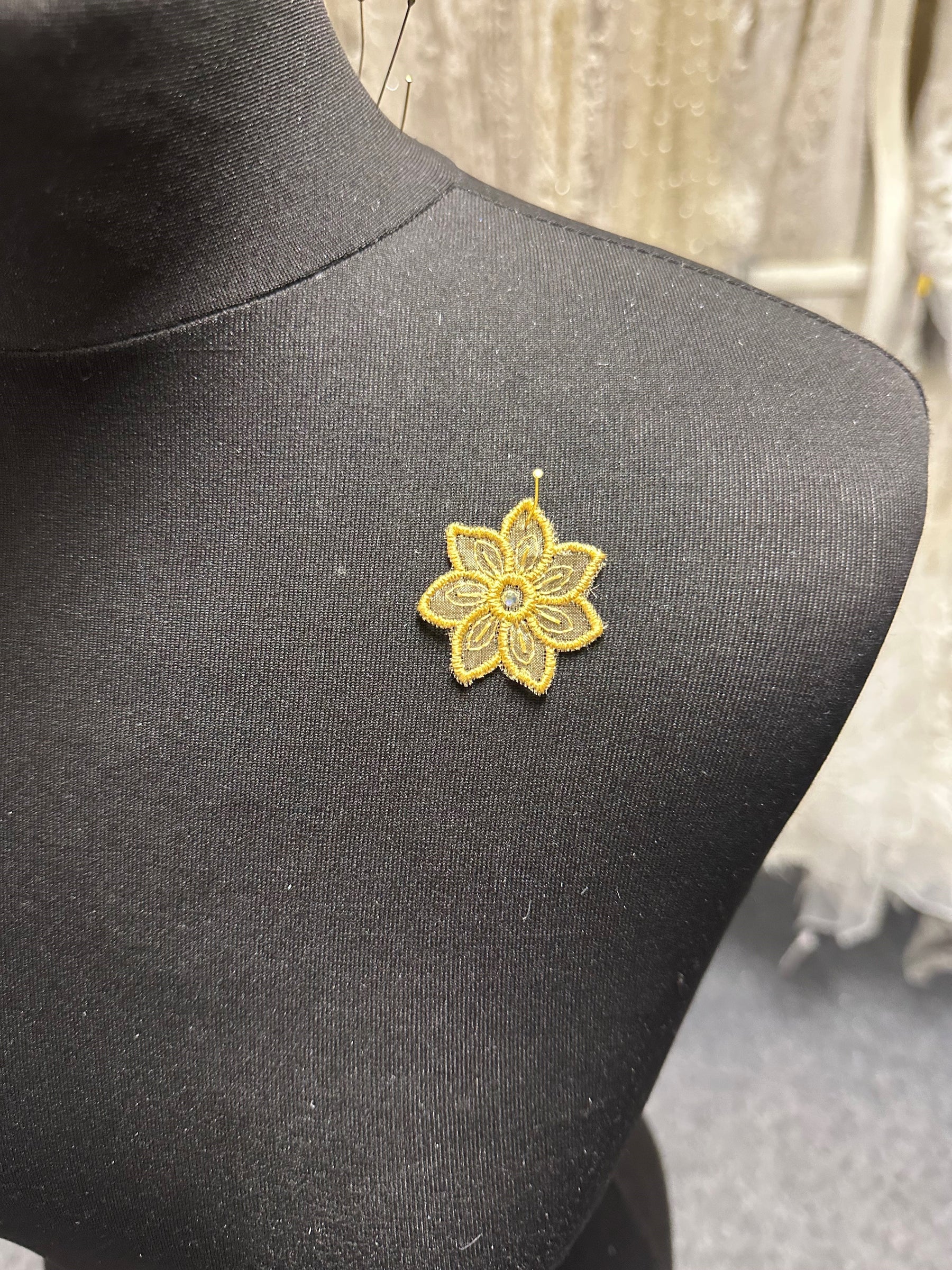 Motif marguerite dorée avec cristaux Swarovski - Aladdin