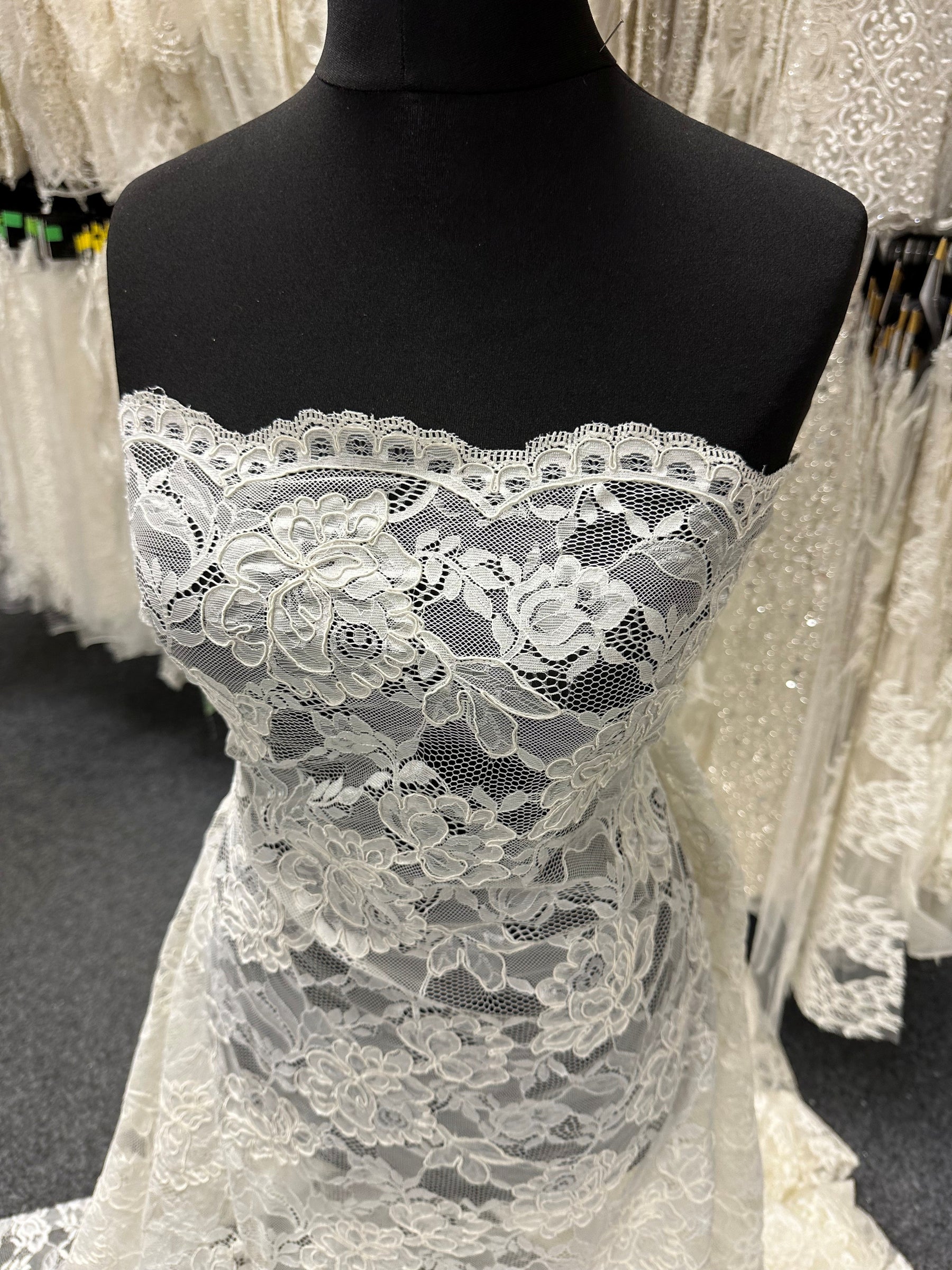 Dentelle cordée ivoire - P213