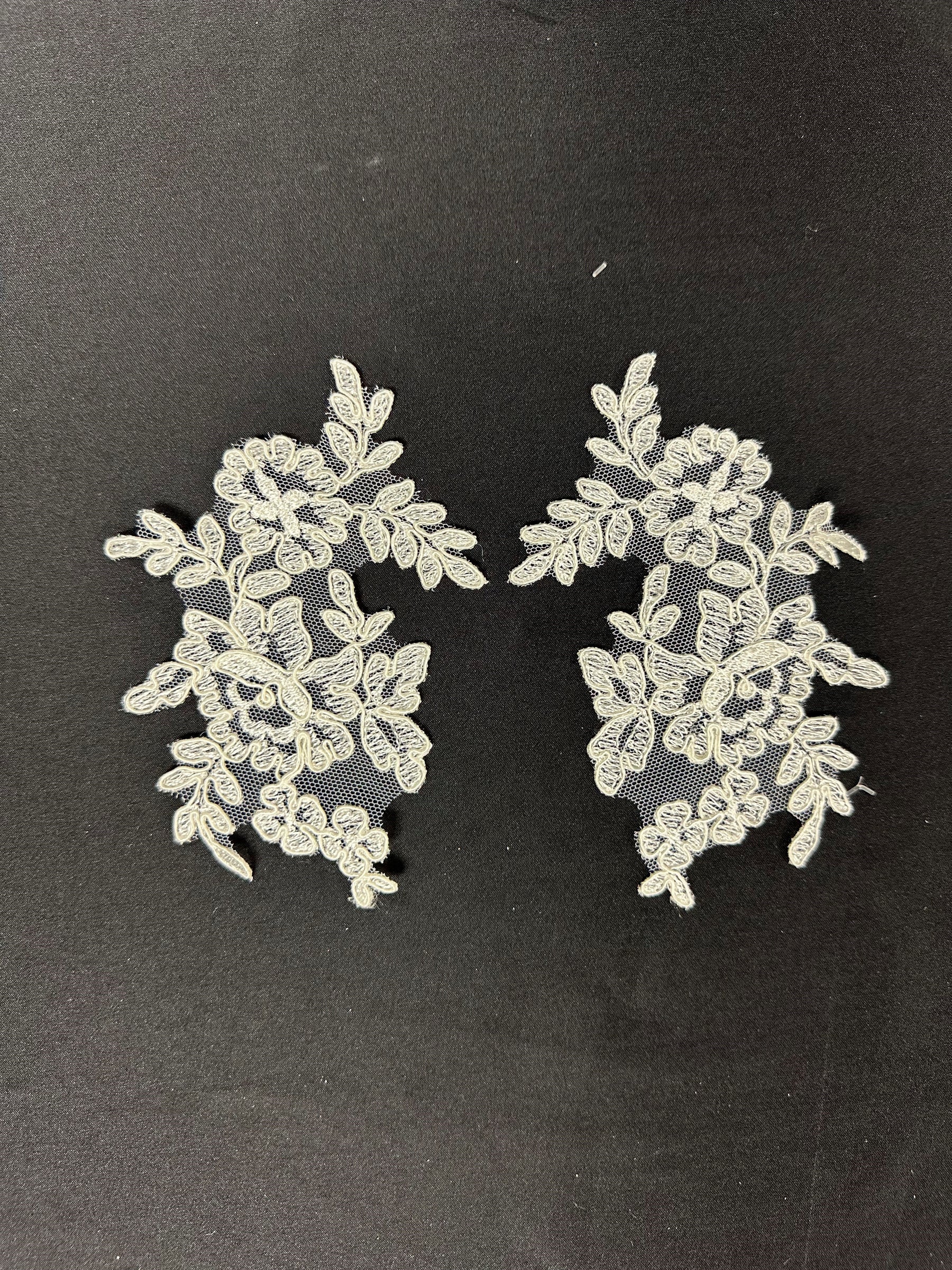 Appliques en dentelle cordée ivoire - AP 265 Non perlées (CF)
