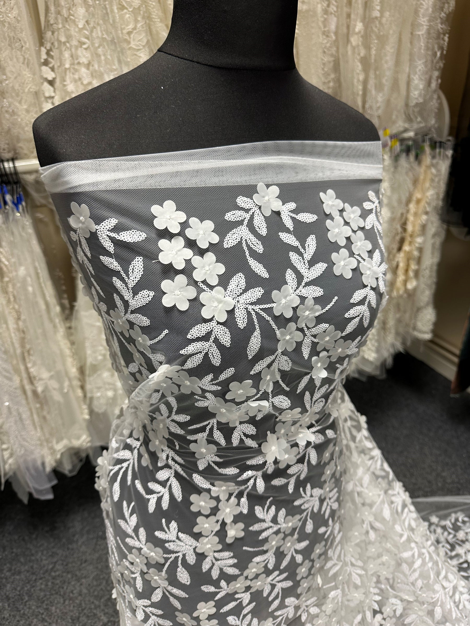 Dentelle brodée ivoire 3D – Finch