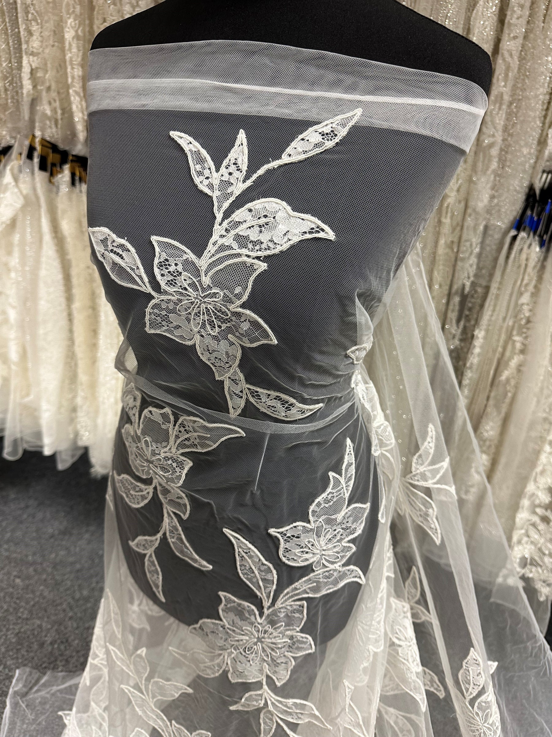 Dentelle contemporaine ivoire à cordon - Sawyer