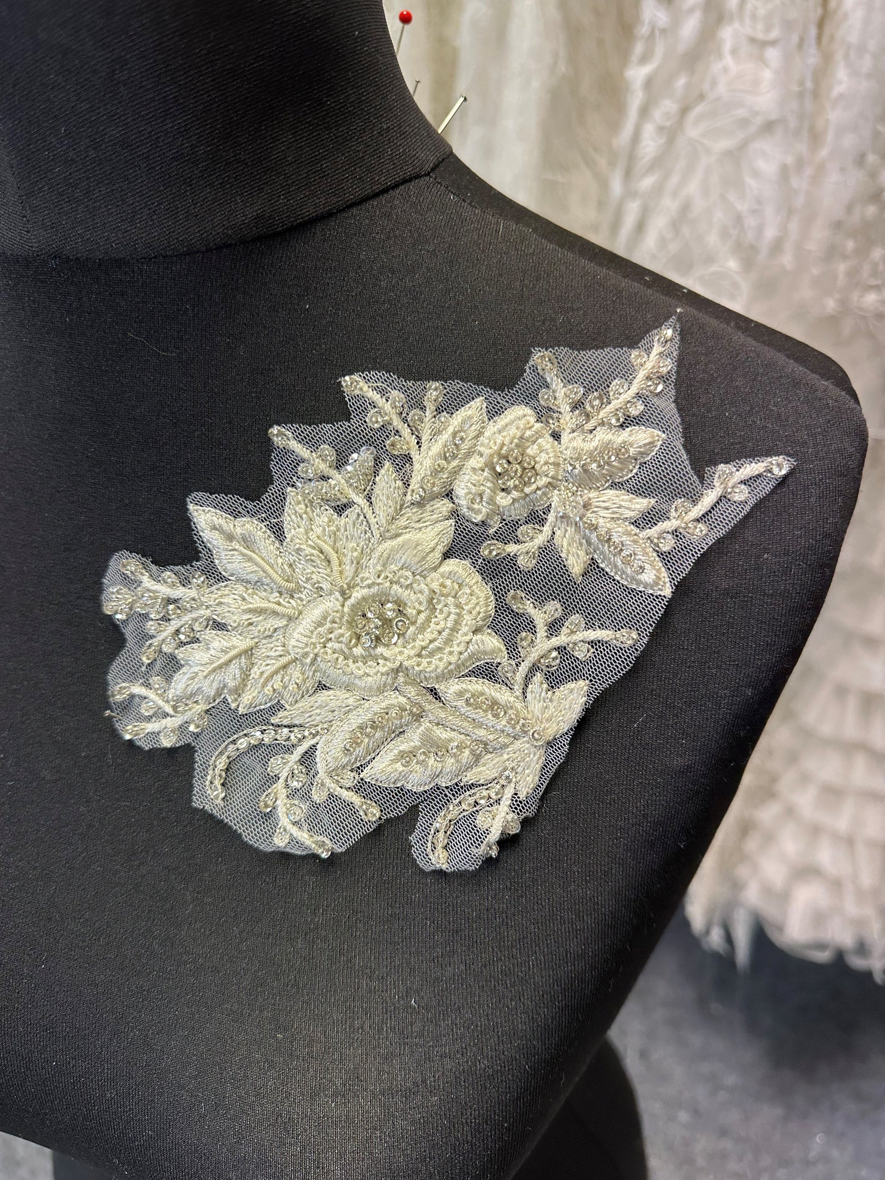 Applique en cristal brodée – Cosmo