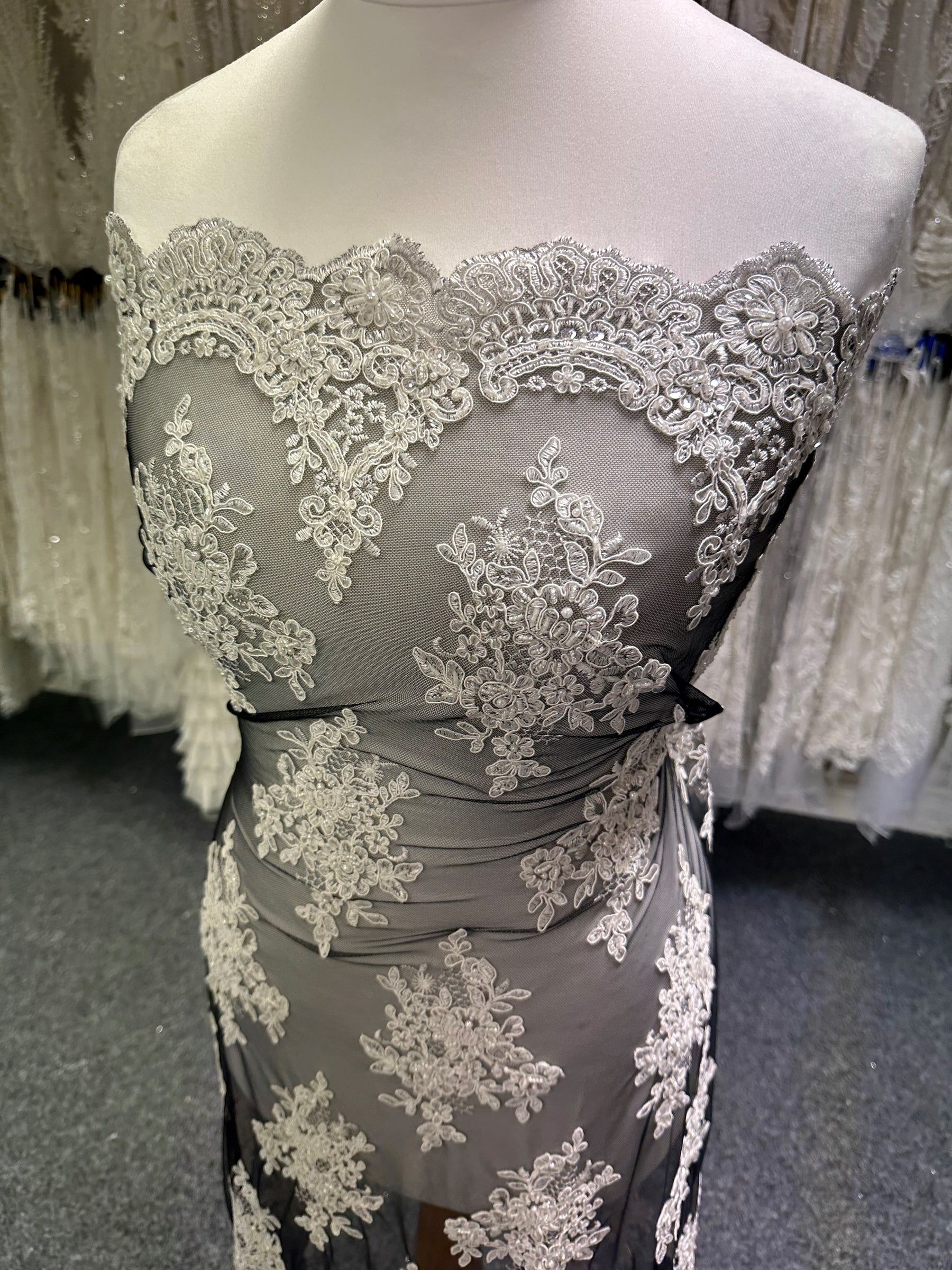 Broderie ivoire sur dentelle noire - Sadiki