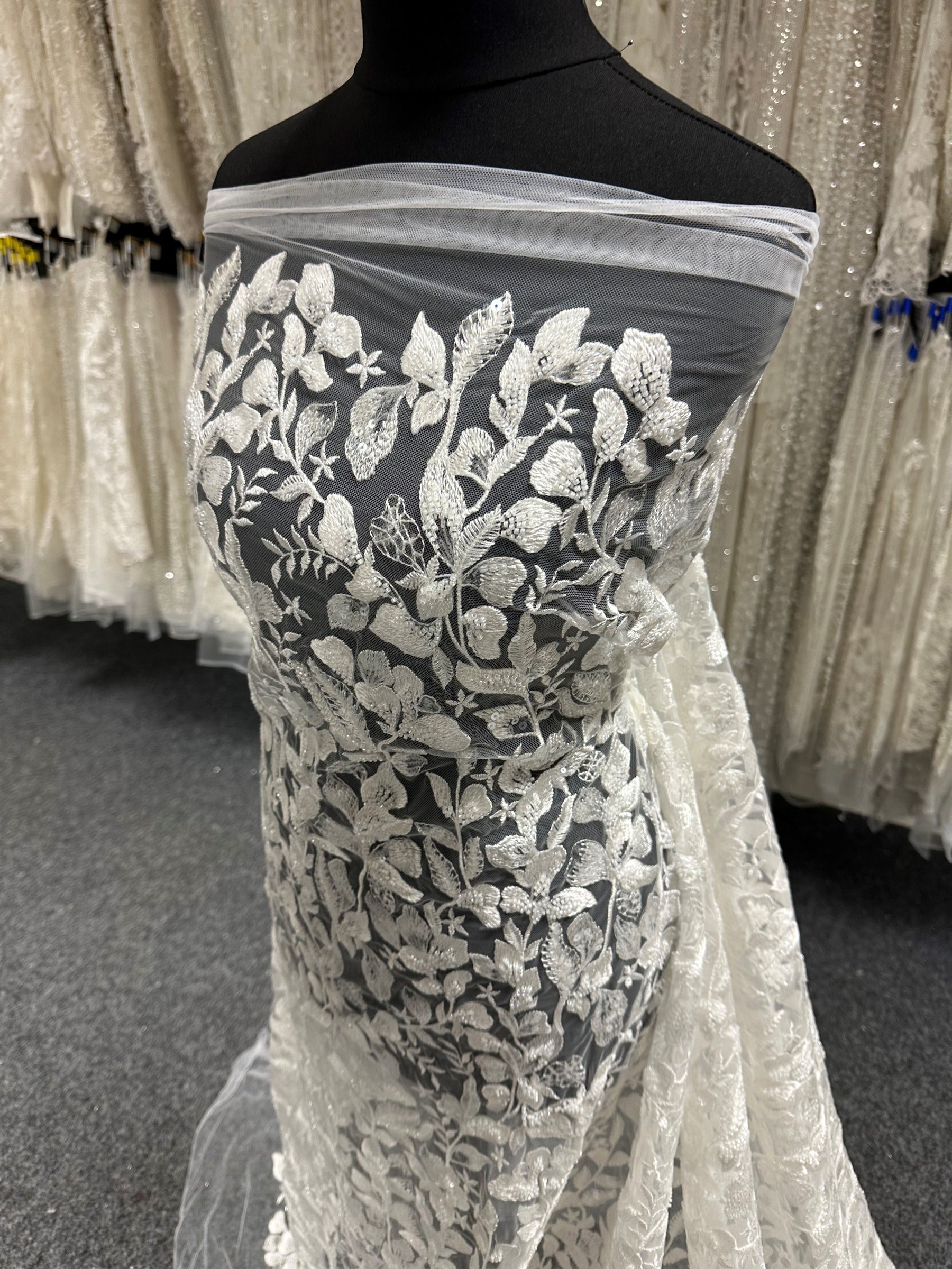 Dentelle brodée de perles ivoire - Cheney