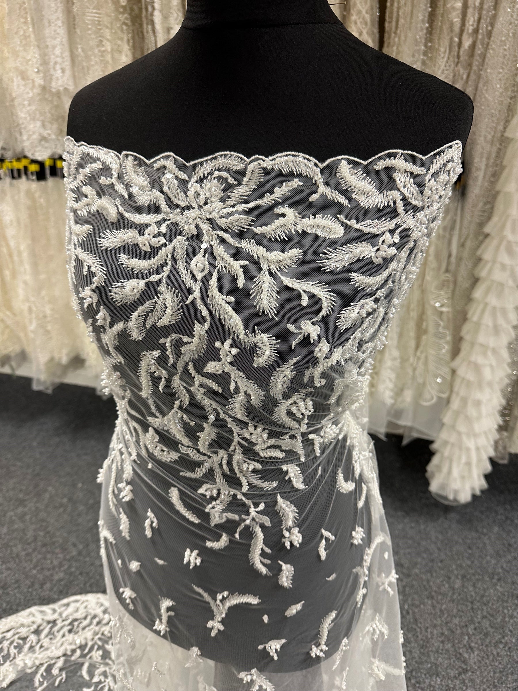 Oreiller en dentelle perlée ivoire