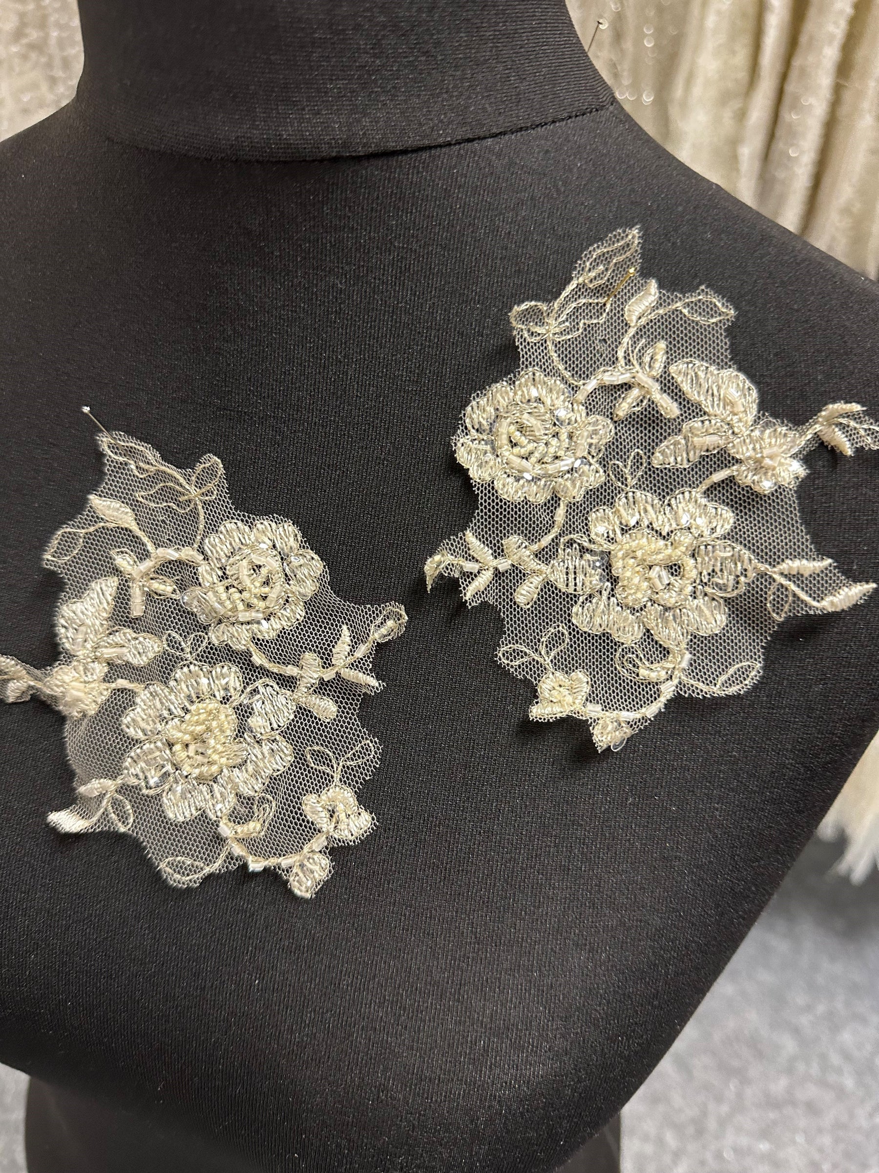 Appliques en dentelle ornées de perles cappuccino - Sappy