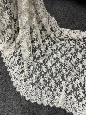 Dentelle Chantilly ivoire à cordon – Sudaba