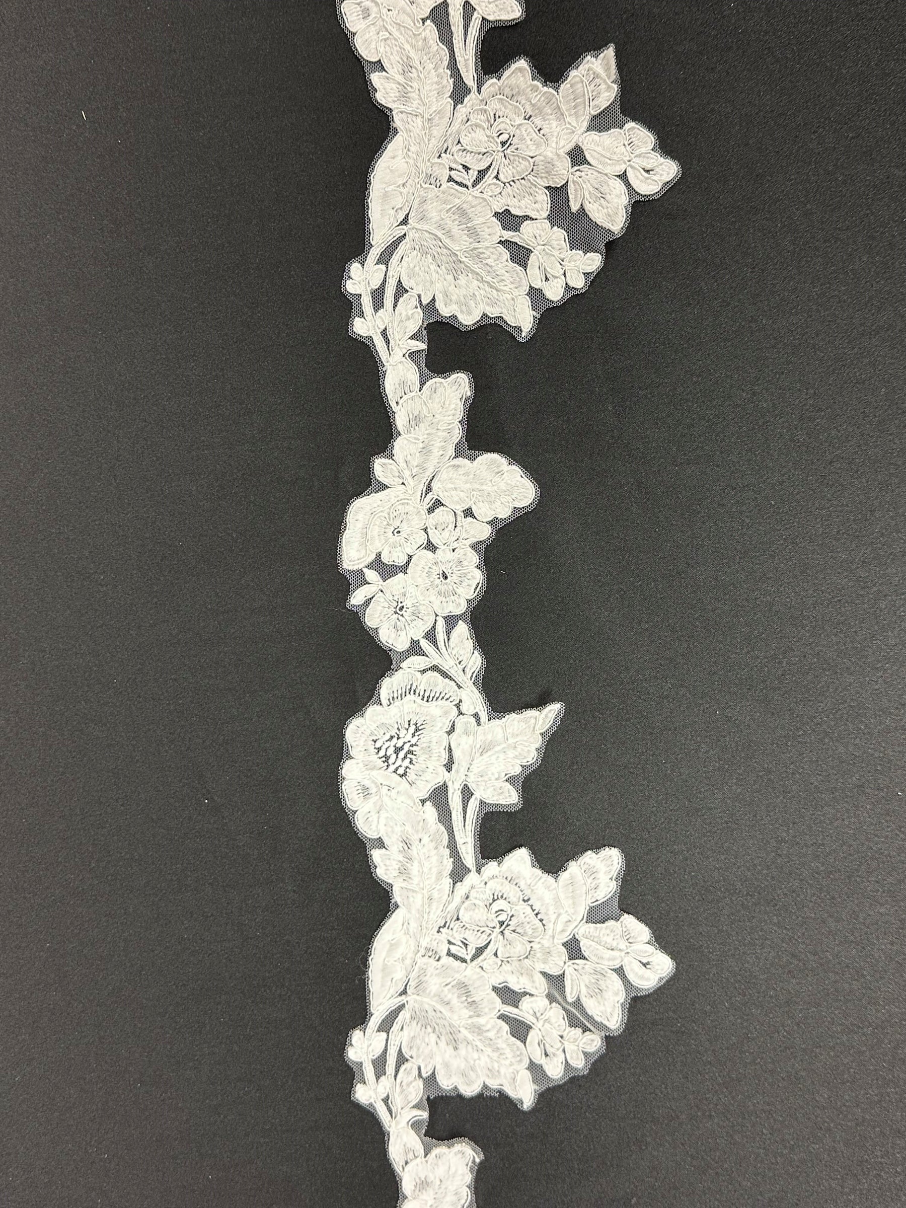 Bordure en dentelle cordée ivoire - Compagnie