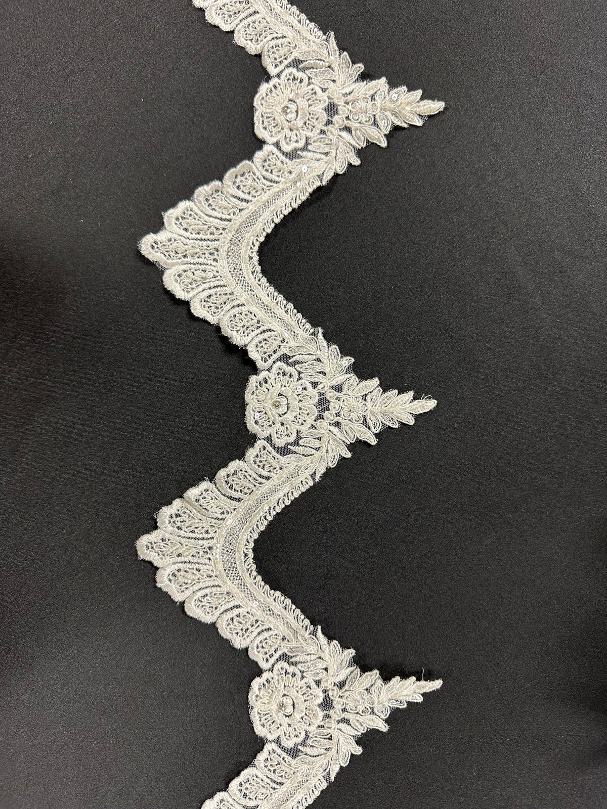 Bordure en dentelle brodée ivoire avec perles - TR 115