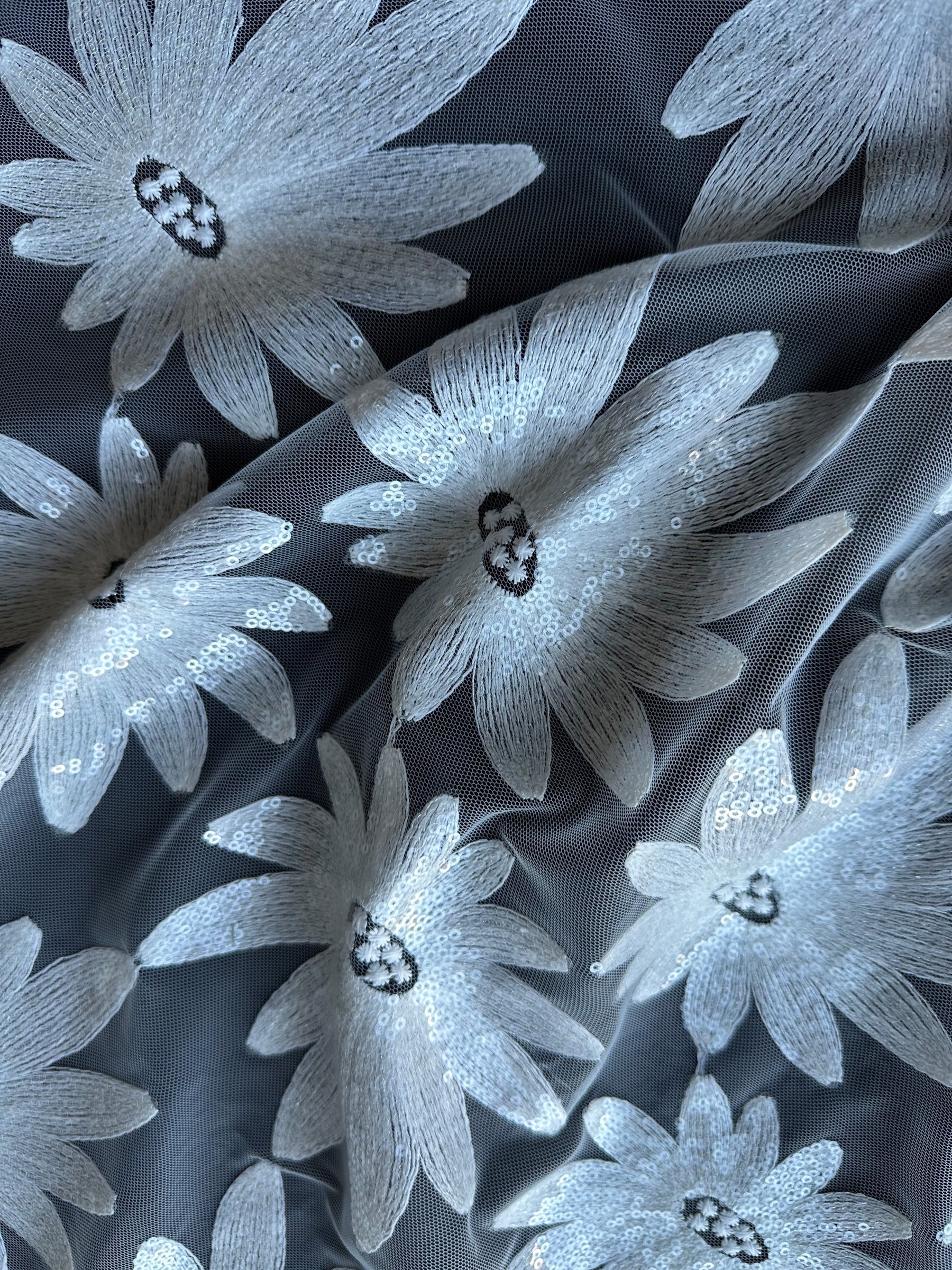 Dentelle brodée de sequins ivoire - Avancé