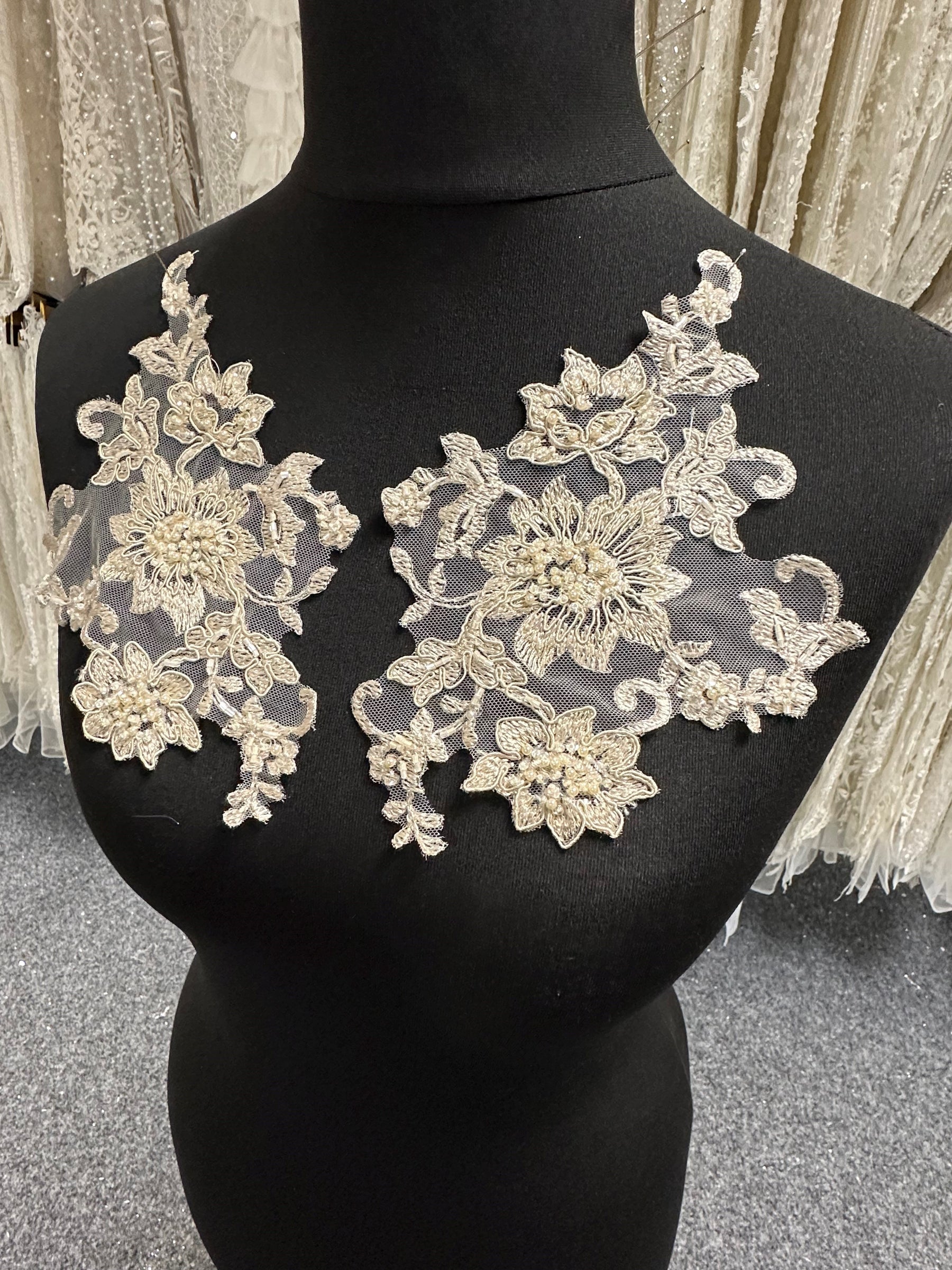 Appliques en dentelle perlée et cordée cappuccino - Ziggurat (appliques CF Zara)