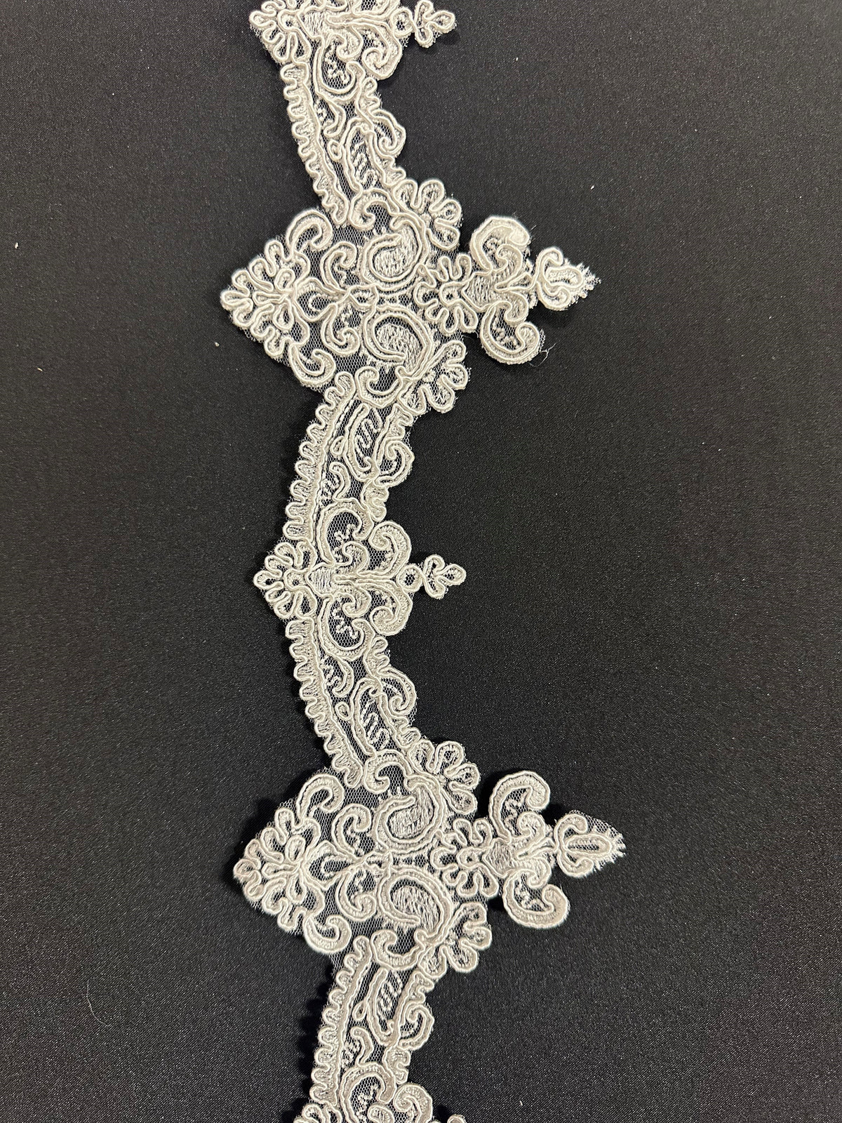 Bordure en dentelle ivoire cordée – Hydrangea