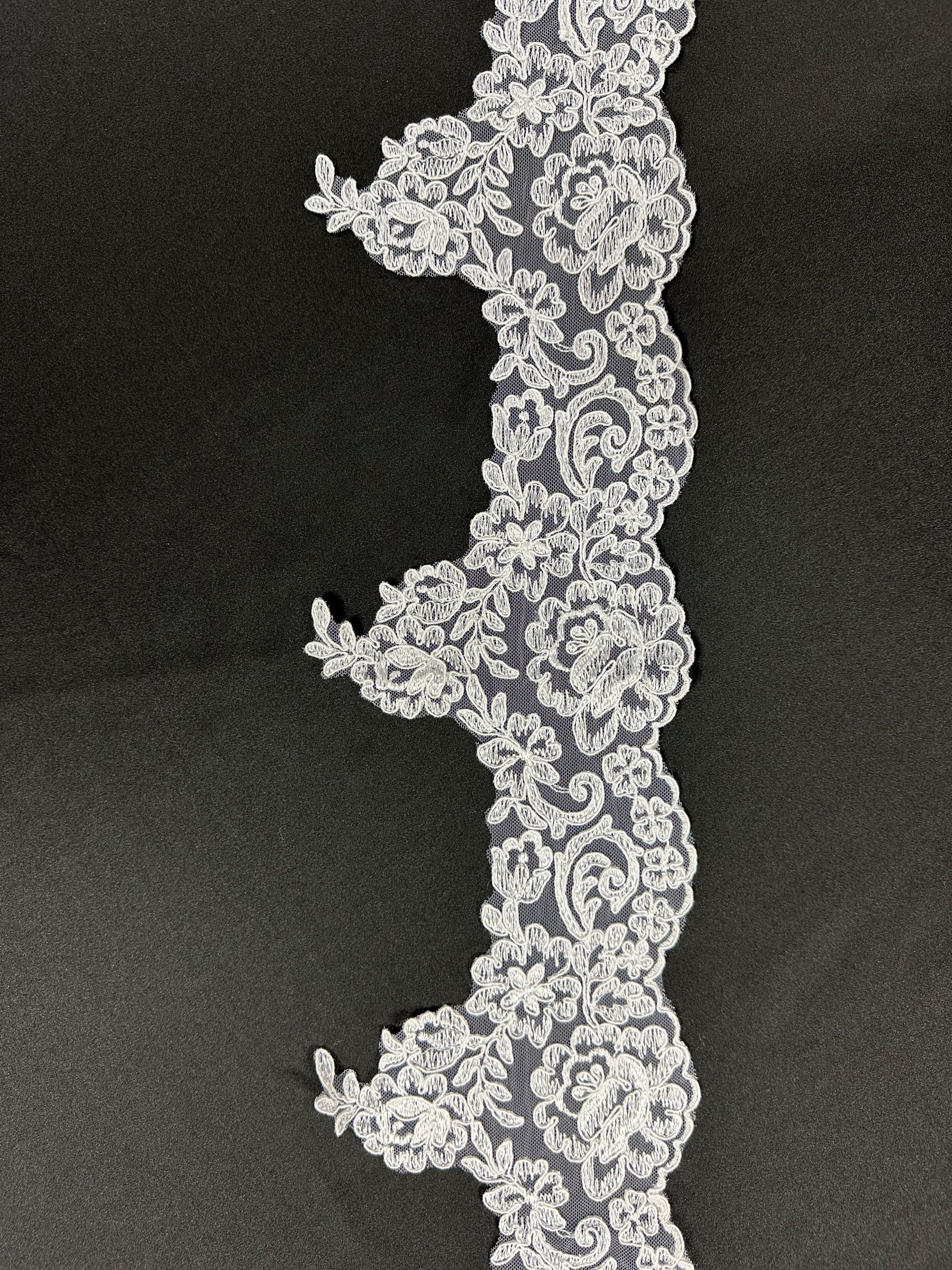 Bordure en dentelle blanche cordée - T 226 Non perlée (CF)