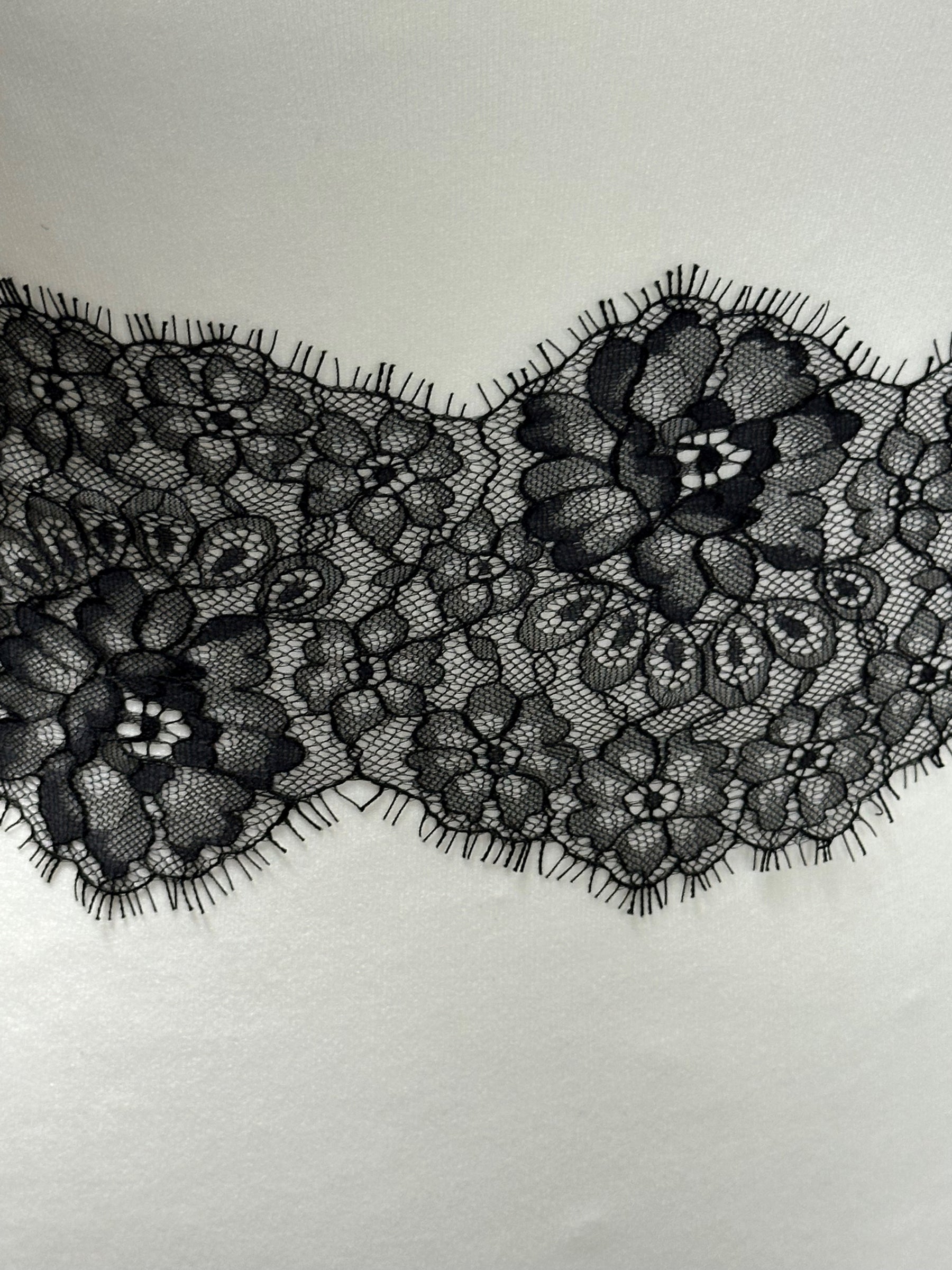 Bordure en dentelle Chantilly Eco noire - Devika