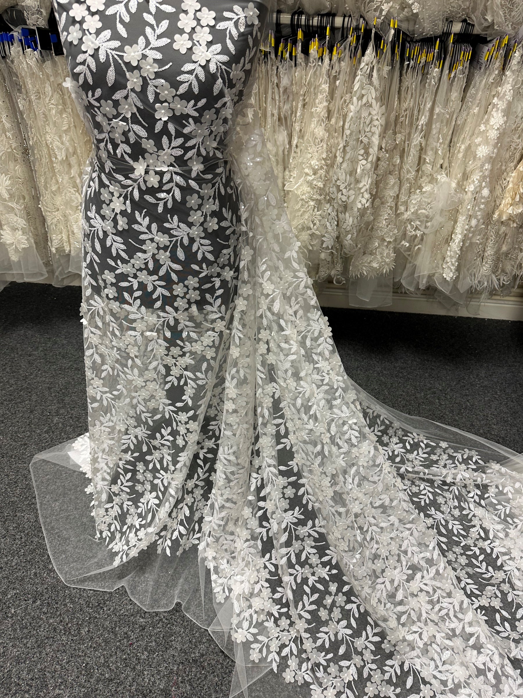 Dentelle brodée ivoire 3D – Finch