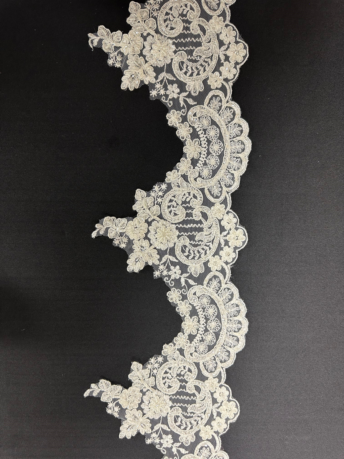 Bordure en dentelle ivoire perlée - Trinity