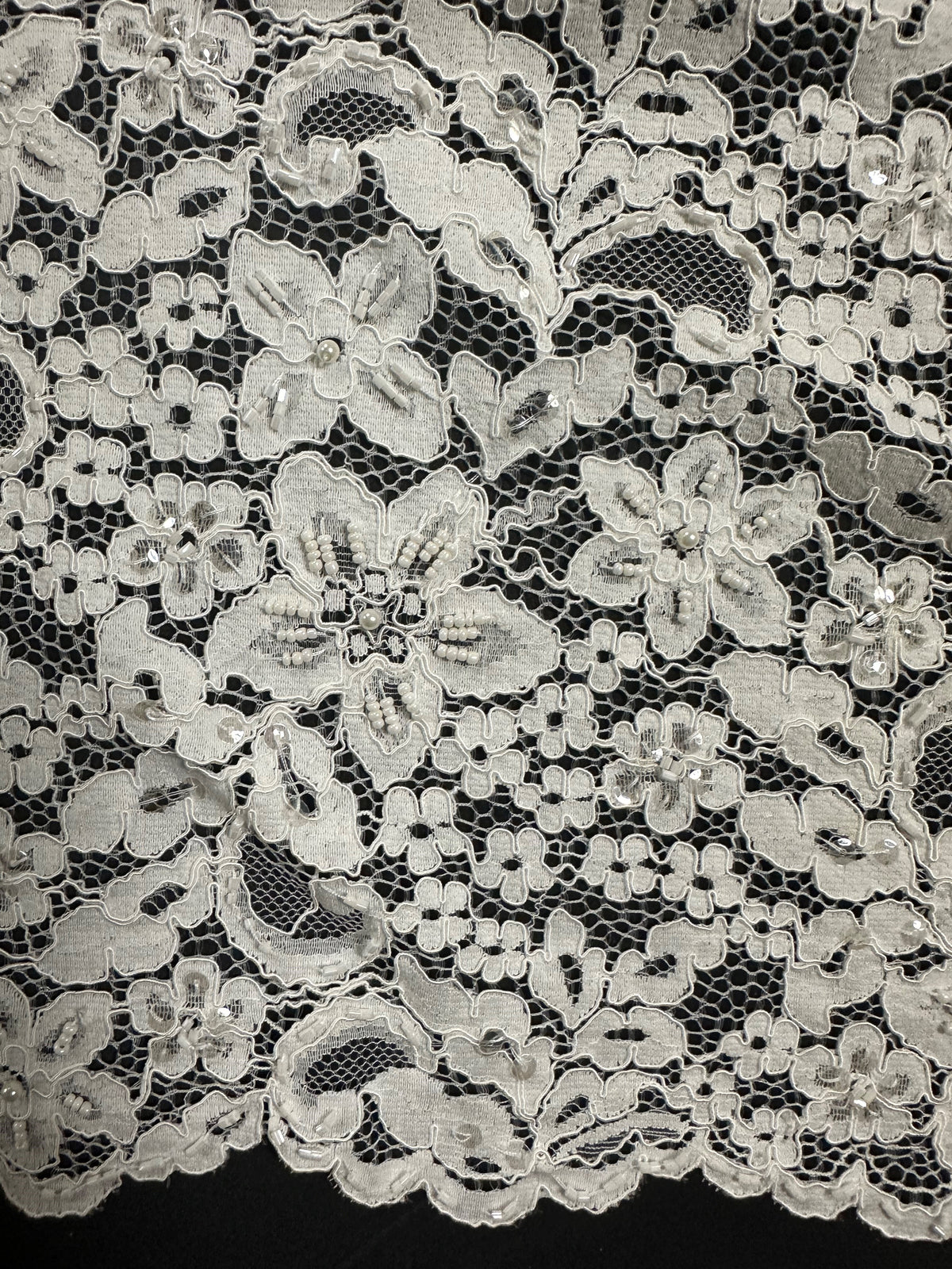 Dentelle ivoire perlée et cordée - Autriche