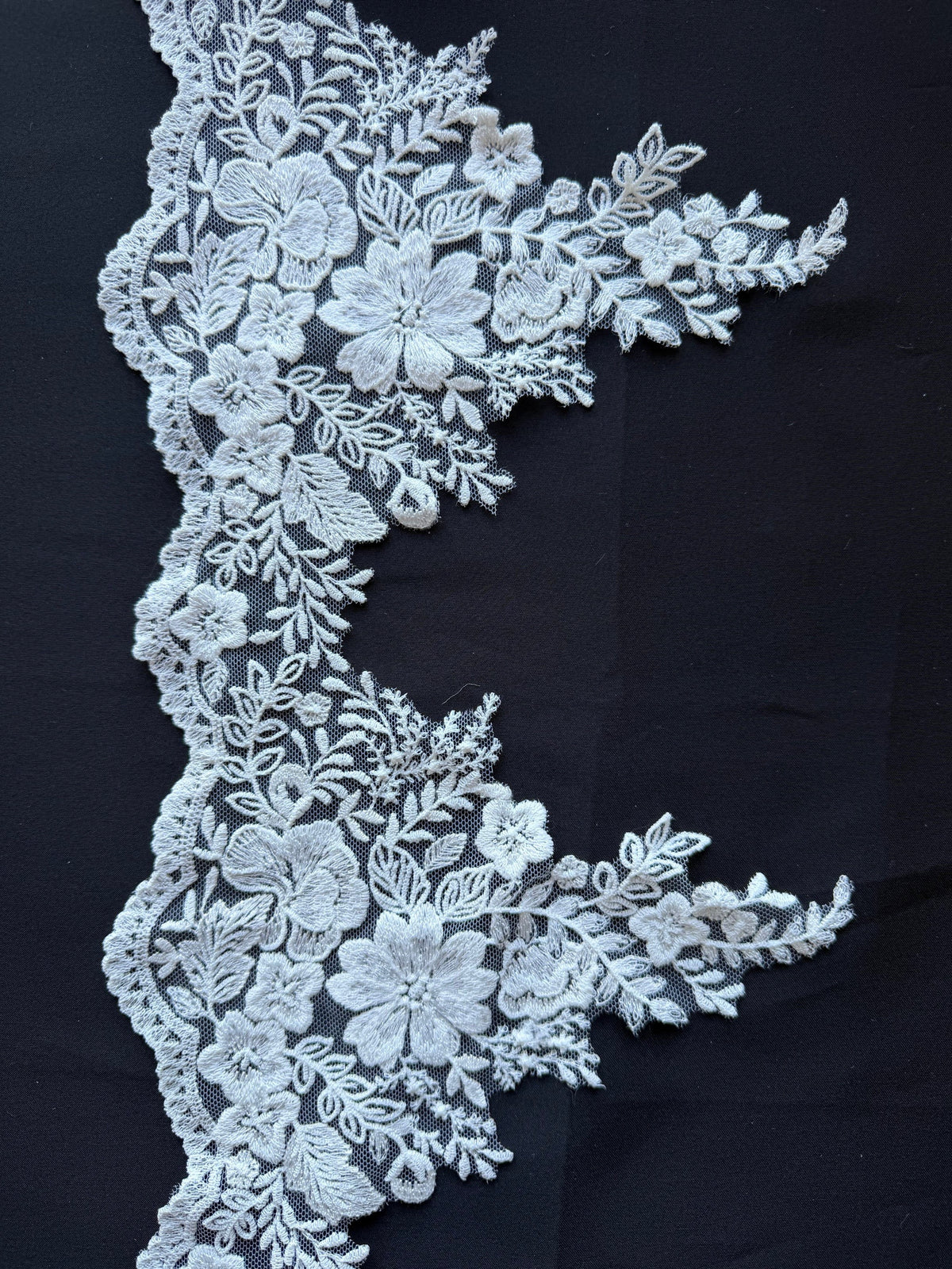 Bordure en dentelle brodée ivoire - EF4017