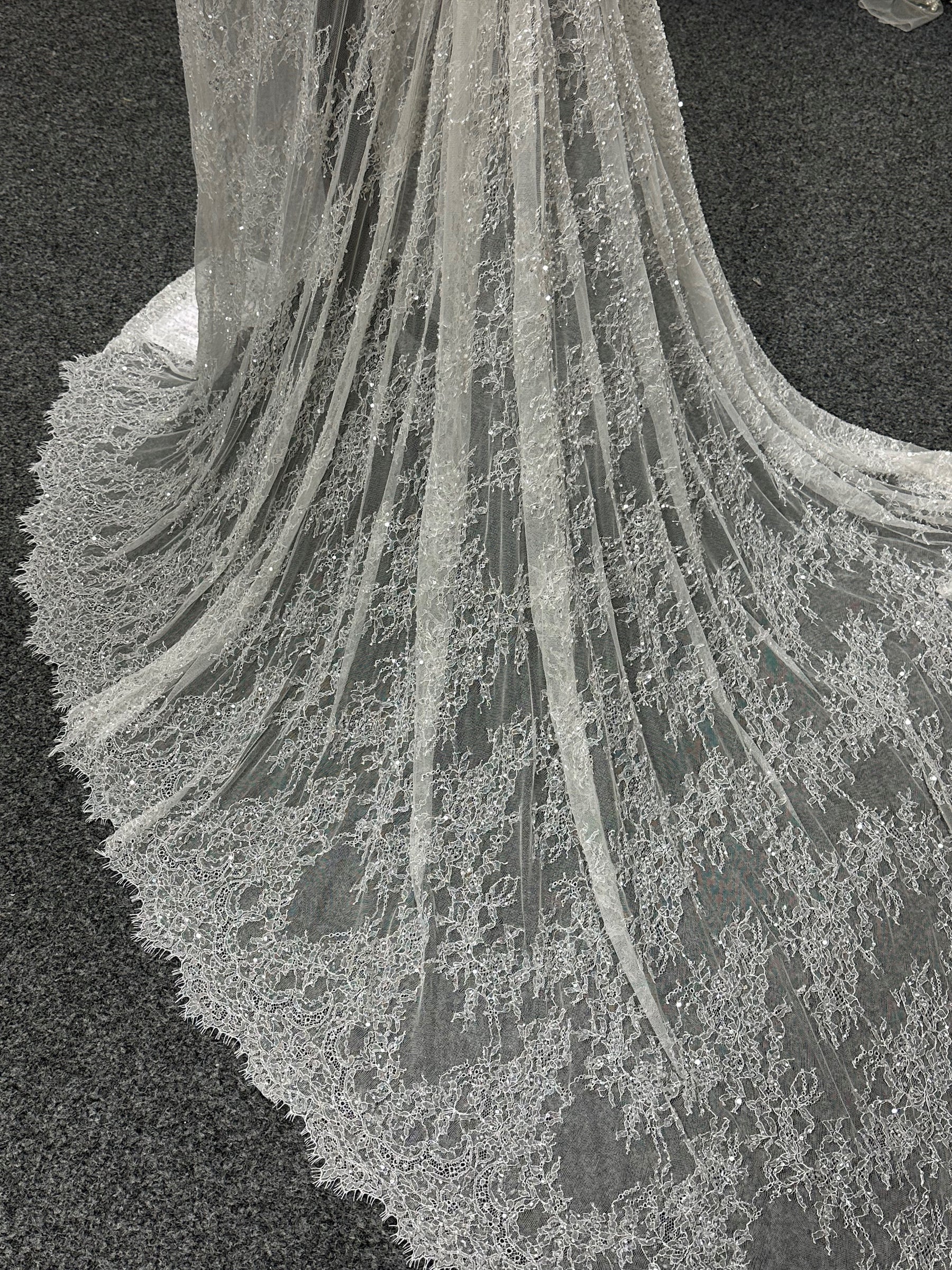 Dentelle Raschel perlée à la main ivoire - Annamarie