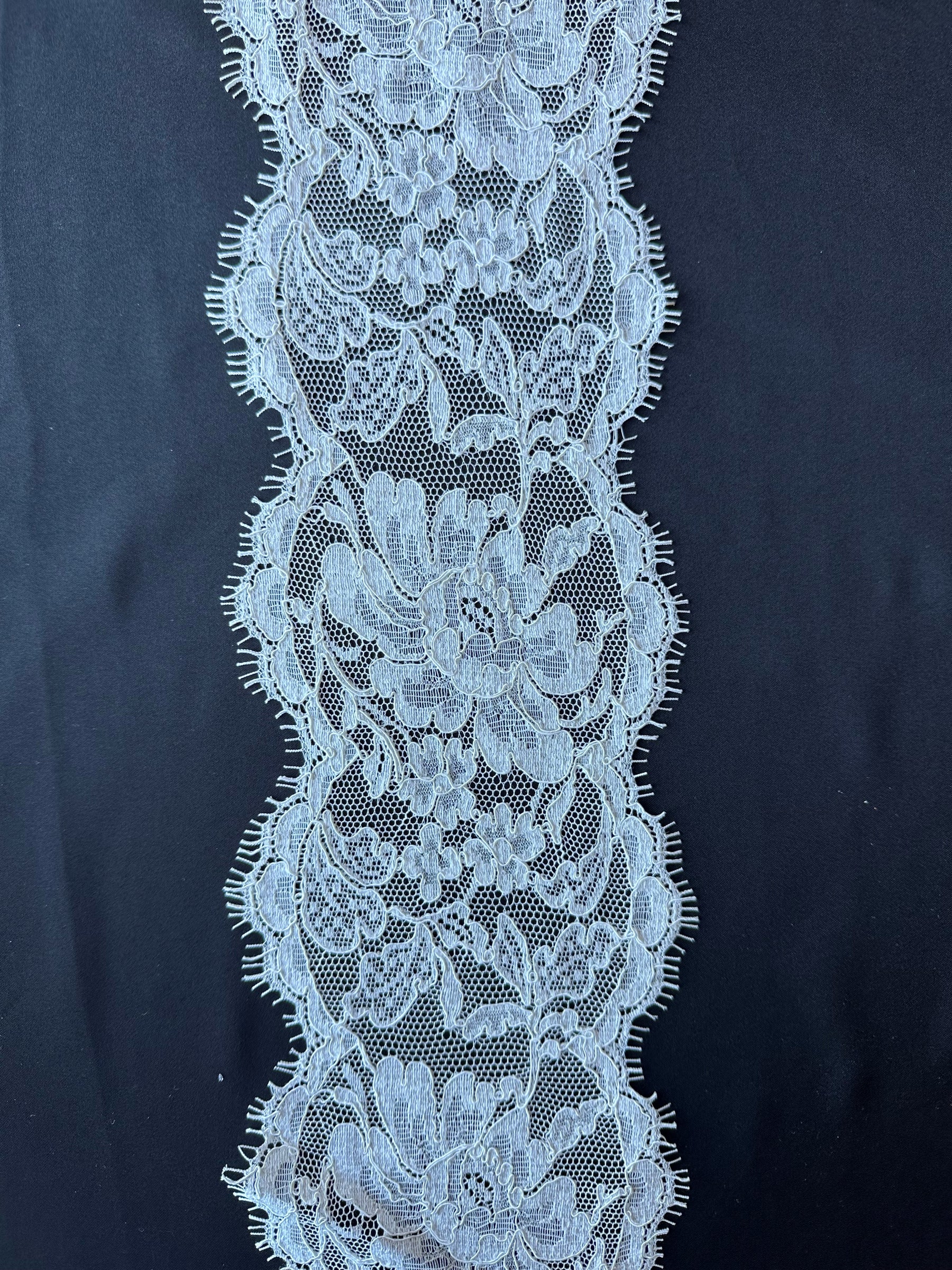Bordure en dentelle Chantilly ivoire à cordon - Grusso
