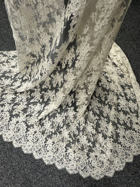 Dentelle de Chantilly ivoire à cordon – Odette