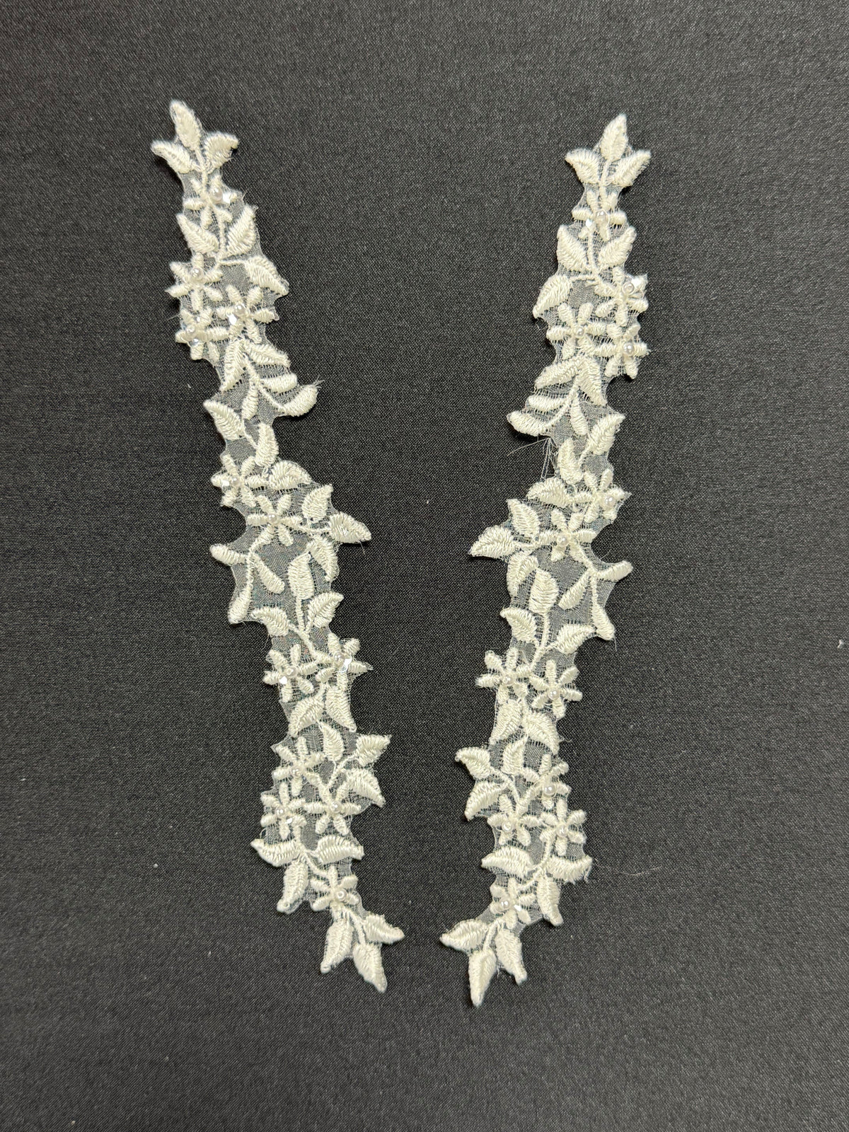 Appliques en dentelle perlée ivoire - T28
